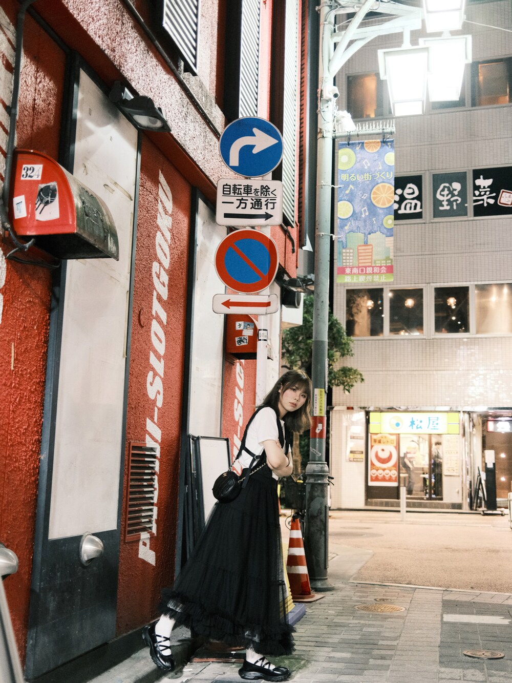 ブラック系のバレエシューズを着用したレディースの夏コーディネートの2枚目の写真