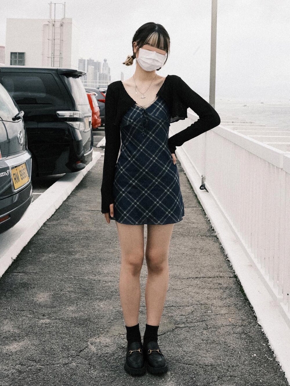 ブラック系のローファーを着用したレディースの夏コーディネートの2枚目の写真