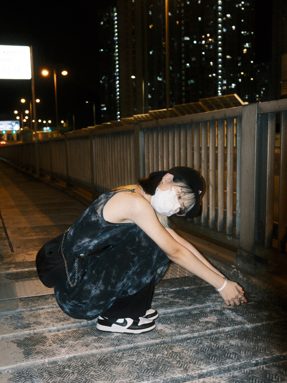 「NIKEのアイテム（スニーカー、ブラック系）」を使った、wearareyou?さん（レディース・168cm）の秋コーディネートの2枚目の写真