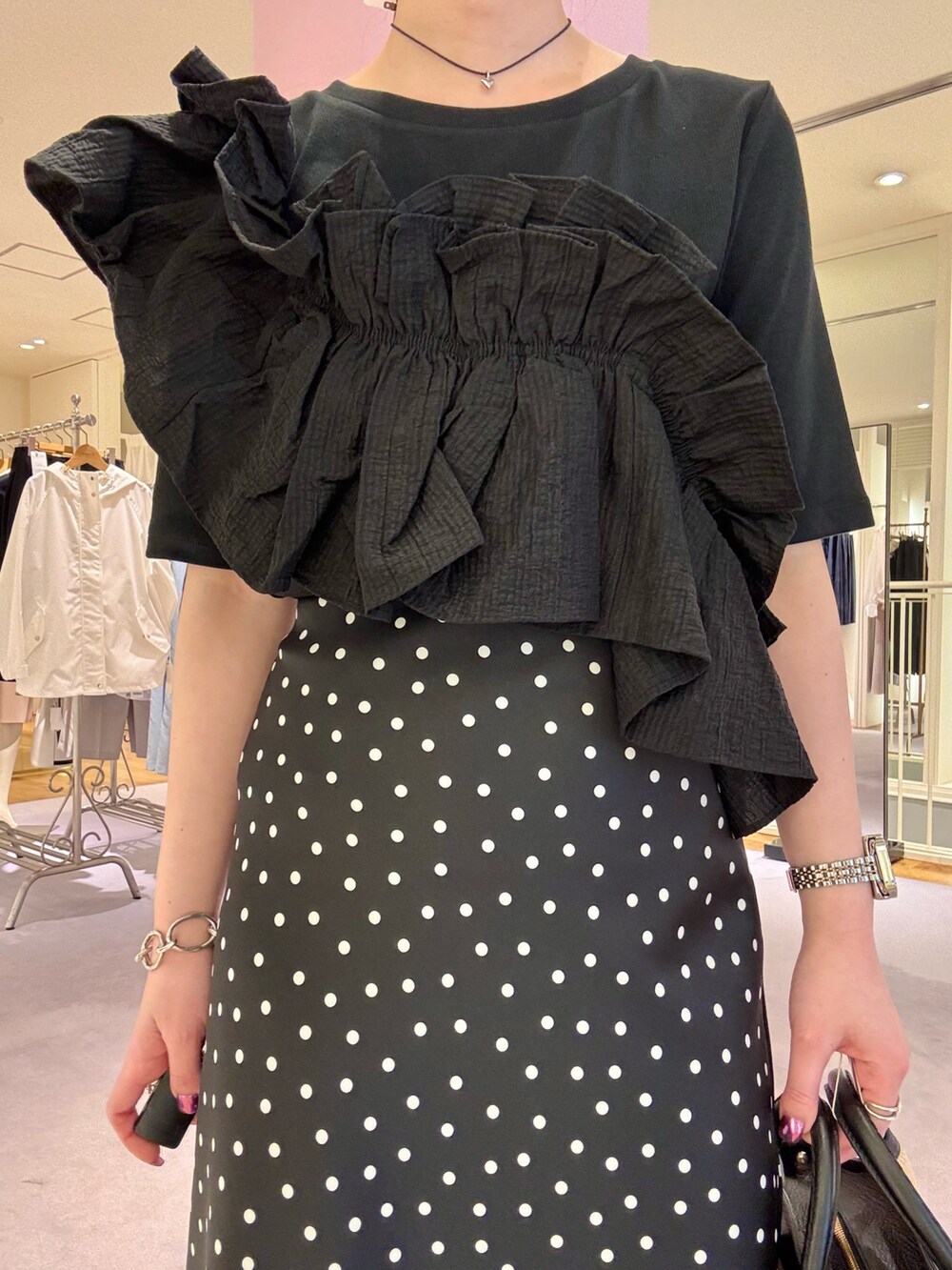 「大人カジュアル、休日スタイル、おでかけコーデ、今日のコーデ、大人女子、ゆるコーデ、カジュアルスタイル、オトナカワイイ、楽チンコーデ、スカートスタイル、キレイめコーデ、大人可愛い、大人ファッション、シンプルスタイル、大人コーデ」|「Rie Millerのフリル付き3WAYストレッチリブカットソー(Tシャツ/カットソー、ブラック系)」を使った、nol hirataさん(骨格ウェーブ・レディース・155cm)の春コーディネートの2枚目の写真