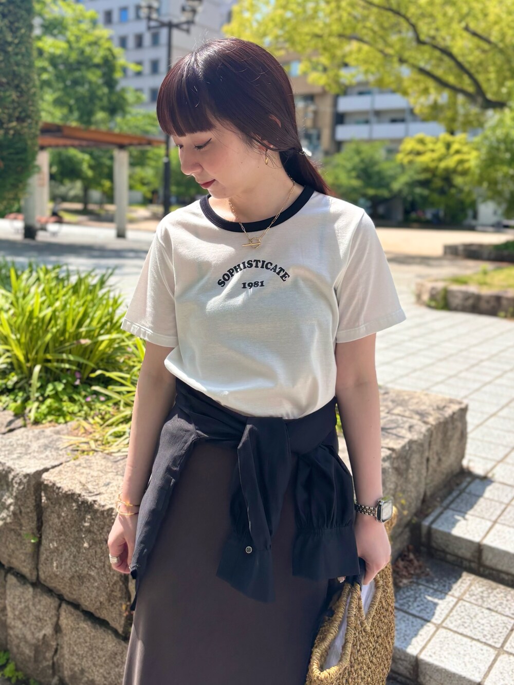 「休日スタイル、初夏コーデ、大人コーデ、ゆるコーデ、シンプルスタイル、カジュアルスタイル、Tシャツコーデ、outfit、Tシャツ、スカート、スカートスタイル、大人カジュアル、きれいめカジュアル、夏コーデ、オトナカジュアル」|「NOLLEY’S Sophiのシルケット天竺衿配色ロゴTシャツ(Tシャツ/カットソー、ホワイト系)」を使った、nol hirataさん(骨格ウェーブ・レディース・155cm)の春コーディネートの3枚目の写真