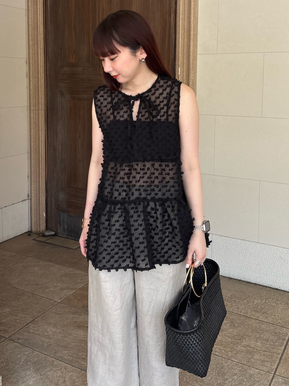 「サンダル、シンプルスタイル、ラクチンコーデ、大人女子、大人可愛い、夏服コーデ、オトナカジュアル、大人コーデ、キレイめコーデ、ブラウス、パンツスタイル、パンツコーデ、夏、夏コーデ、ラフ」｜「NOLLEY’S Sophiの【PR阿部☆別注】ドットポンポン2WAYノースリーブブラウス（シャツ/ブラウス、ブラック系）」を使った、nol hirataさん（骨格ウェーブ・レディース・155cm）の夏コーディネートの2枚目の写真