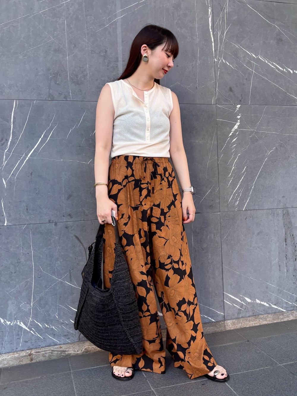 「ボタニカル柄、パンツスタイル、パンツコーデ、パンツ、シアートップス、シアー、タンクトップ、夏、夏コーデ、大人カジュアル、大人コーデ、きれいめカジュアル、シンプルコーデ、シンプルスタイル、シンプル」｜「NOLLEY’Sの《アンサンブル対応》シアーワッフルヘンリーノースリーブ2WAYプルオーバーカットソー（Tシャツ/カットソー、ホワイト系）」を使った、nol hirataさん（骨格ウェーブ・レディース・155cm）の夏コーディネートの3枚目の写真