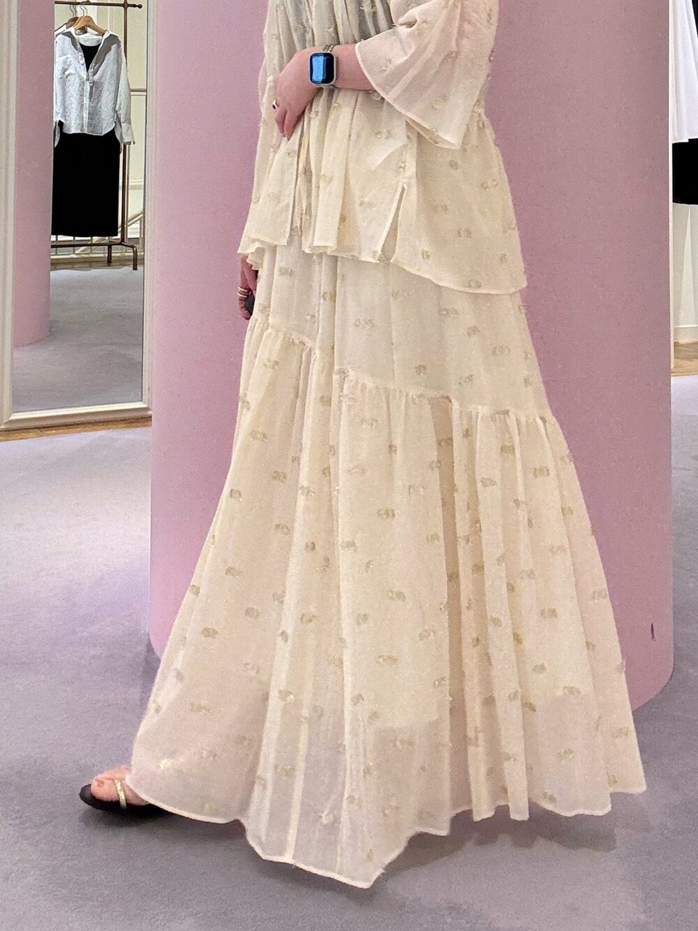 「春ファッション、春夏コーデ、きれいめコーデ、大人カジュアルコーデ、オトナカワイイ、ワントーンコーデ、セットアップ、スカート、シアートップス、シアー、骨格ウェーブ、大人カジュアル、大人コーデ、きれいめカジュアル、サンダル」｜「NOLLEY’Sの《セットアップ対応》KIRYUラメカットジャガードブラウス（シャツ/ブラウス、ホワイト系）」を使った、nol hirataさん（骨格ウェーブ・レディース・155cm）の春コーディネートの3枚目の写真