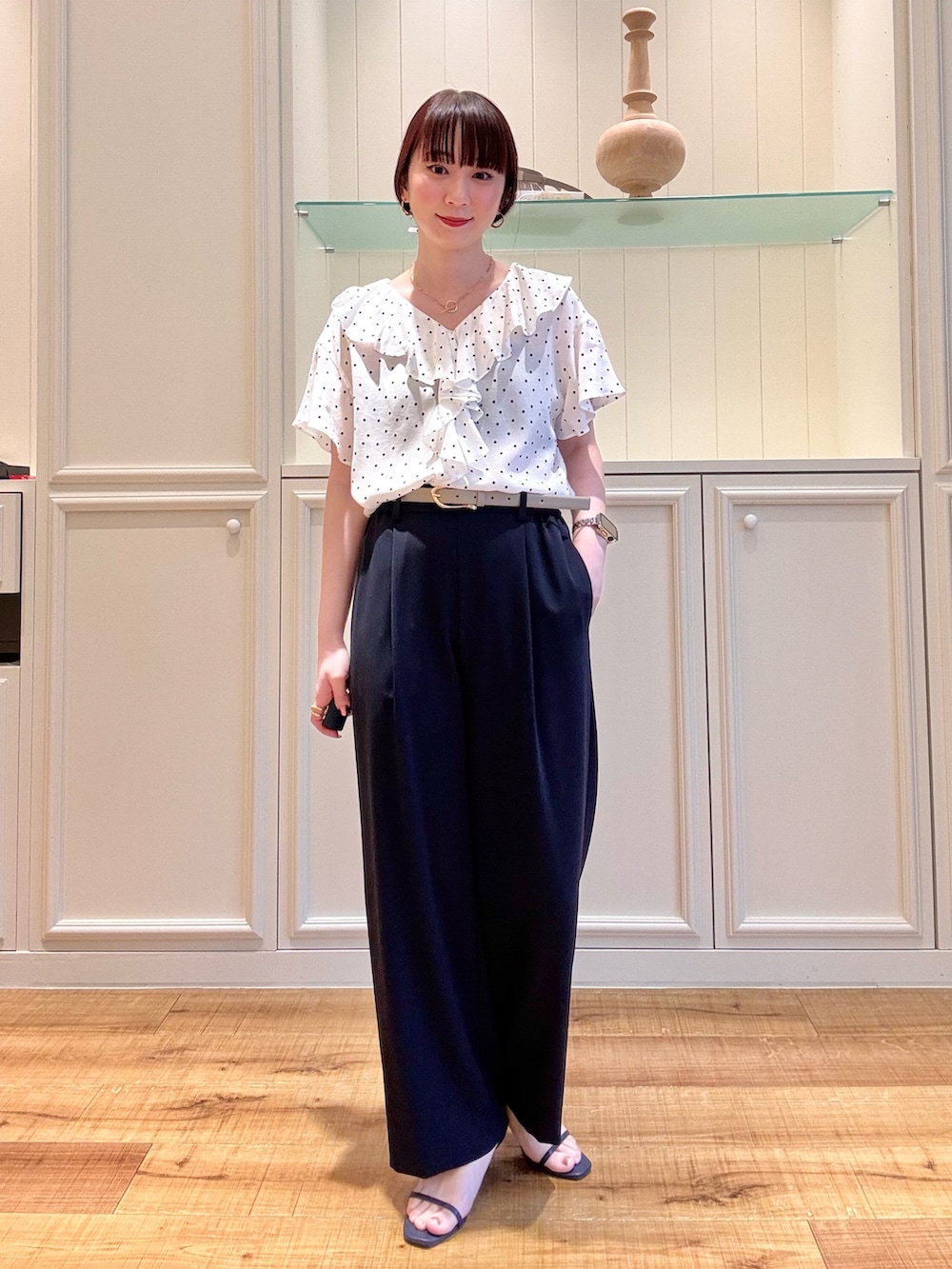「大人カジュアル、最近のいい感じコーデ、今日のコーデ、春服、オトナカジュアル、大人ファッション、パンツスタイル、ラフコーデ、おでかけコーデ、ドット、パンツ、ジャケット、ブラウス、きれいめカジュアル、キレイめ」｜「NOLLEY’Sのウォッシャブルラミーシャンブレーダブルジャケット（テーラードジャケット、ブラウン系）」を使った、nol hirataさん（骨格ウェーブ・レディース・155cm）の春コーディネートの3枚目の写真