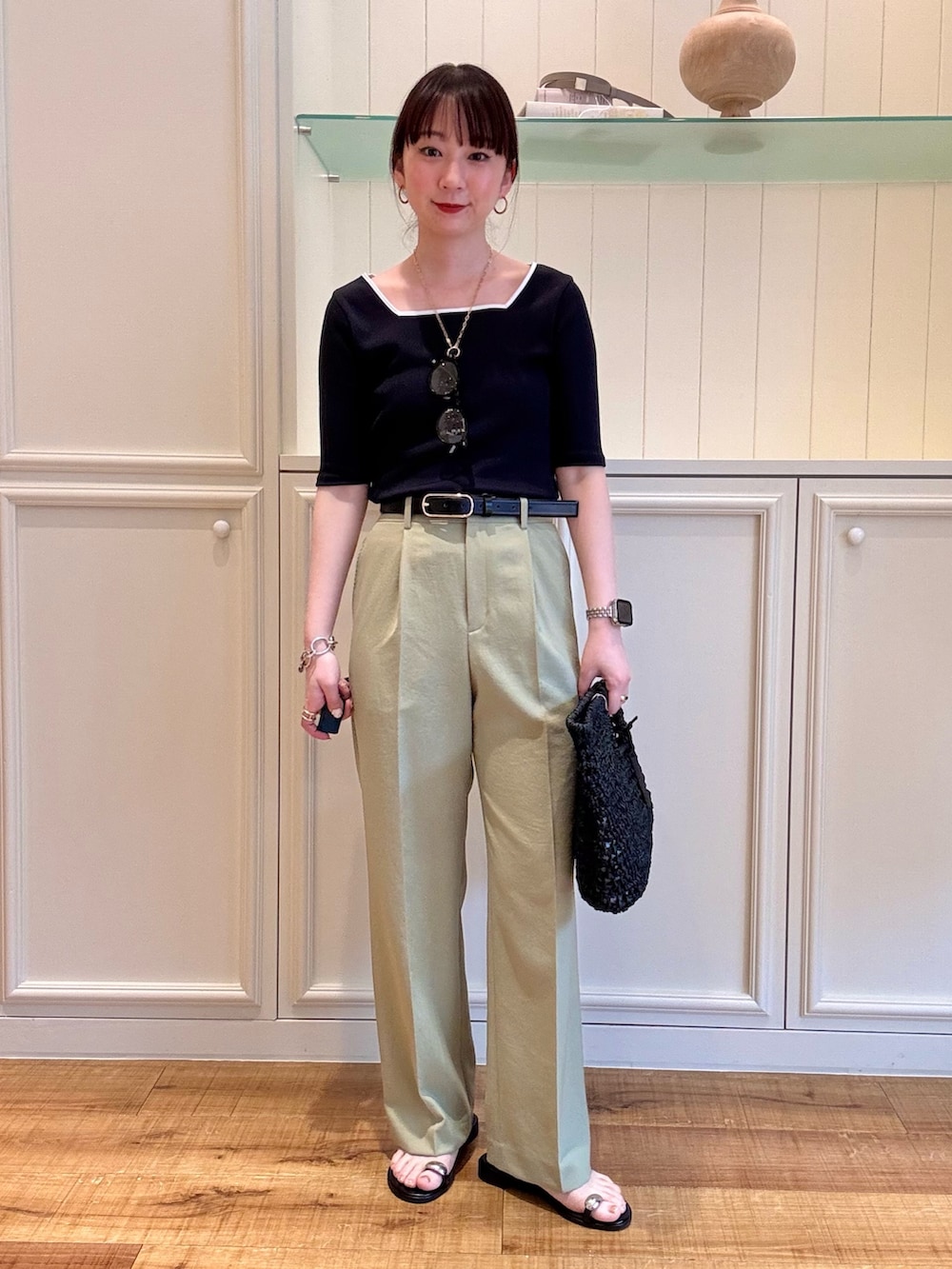 「最近のいい感じコーデ、大人カジュアル、初夏コーデ、大人かわいい、今日のコーデ、キレイめ、メガネ女子、パンツスタイル、ジャケット、ジャケットスタイル、パンツコーデ、大人コーデ、きれいめカジュアル、夏コーデ、夏」|「The Bagmatiの【BAGMATI/ バグマティ】ラフィアかごバッグ【PR林☆別注アイテム】(かごバッグ、ブラック系)」を使った、nol hirataさん(骨格ウェーブ・レディース・155cm)の春コーディネートの3枚目の写真