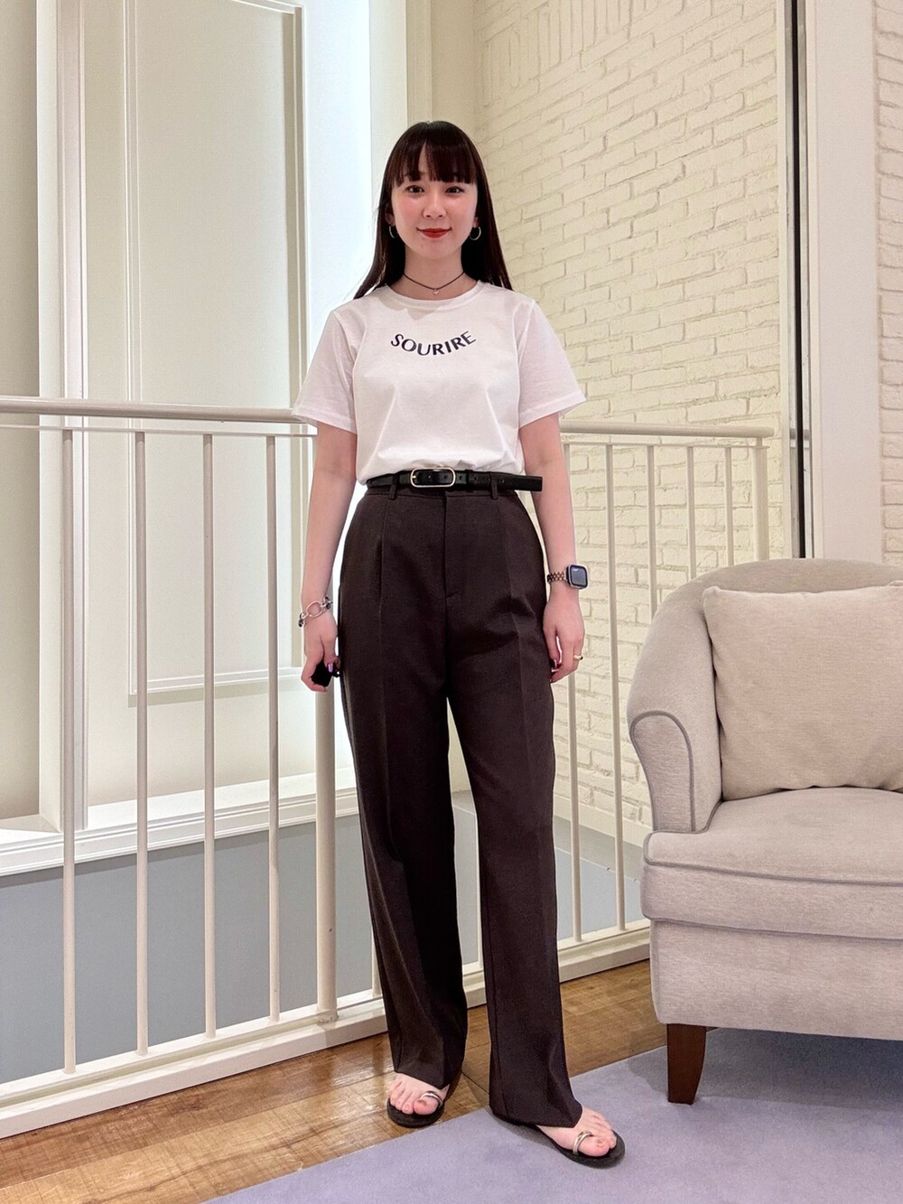 「春服、おでかけコーデ、カジュアルスタイル、ootd、オトナカジュアル、ワントーンコーデ、大人カジュアル、ジャケットスタイル、ジャケット、パンツスタイル、パンツコーデ、シンプル、シンプルコーデ、Tシャツ、春コーデ」｜「NOLLEY’S Sophiのフラッグカラミテーラードジャケット（テーラードジャケット、ブラック系）」を使った、nol hirataさん（骨格ウェーブ・レディース・155cm）の春コーディネートの3枚目の写真
