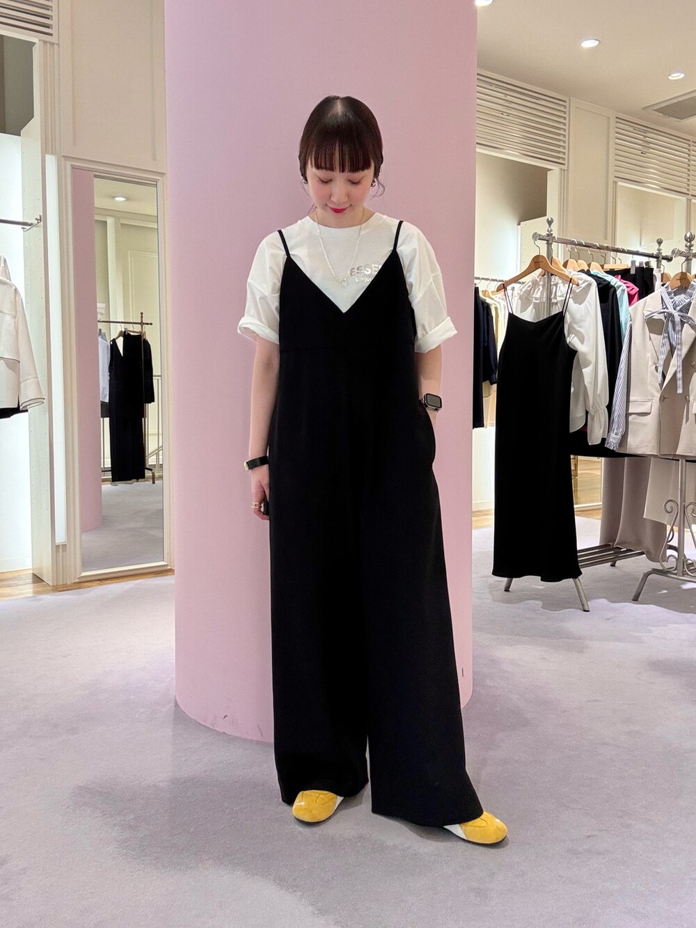 「カーディガン、シアー、シアートップス、オールインワン、サロペット、ラクチンコーデ、春、春コーデ、春夏コーデ、大人カジュアル、大人コーデ、オトナカジュアル、きれいめカジュアル、Tシャツ、ロゴT」｜「NOLLEY’Sの《アンサンブル対応》《手洗い可能》カットフリンジ2WAYカーディガン（カーディガン/ボレロ、グリーン系）」を使った、nol hirataさん（骨格ウェーブ・レディース・155cm）の春コーディネートの2枚目の写真