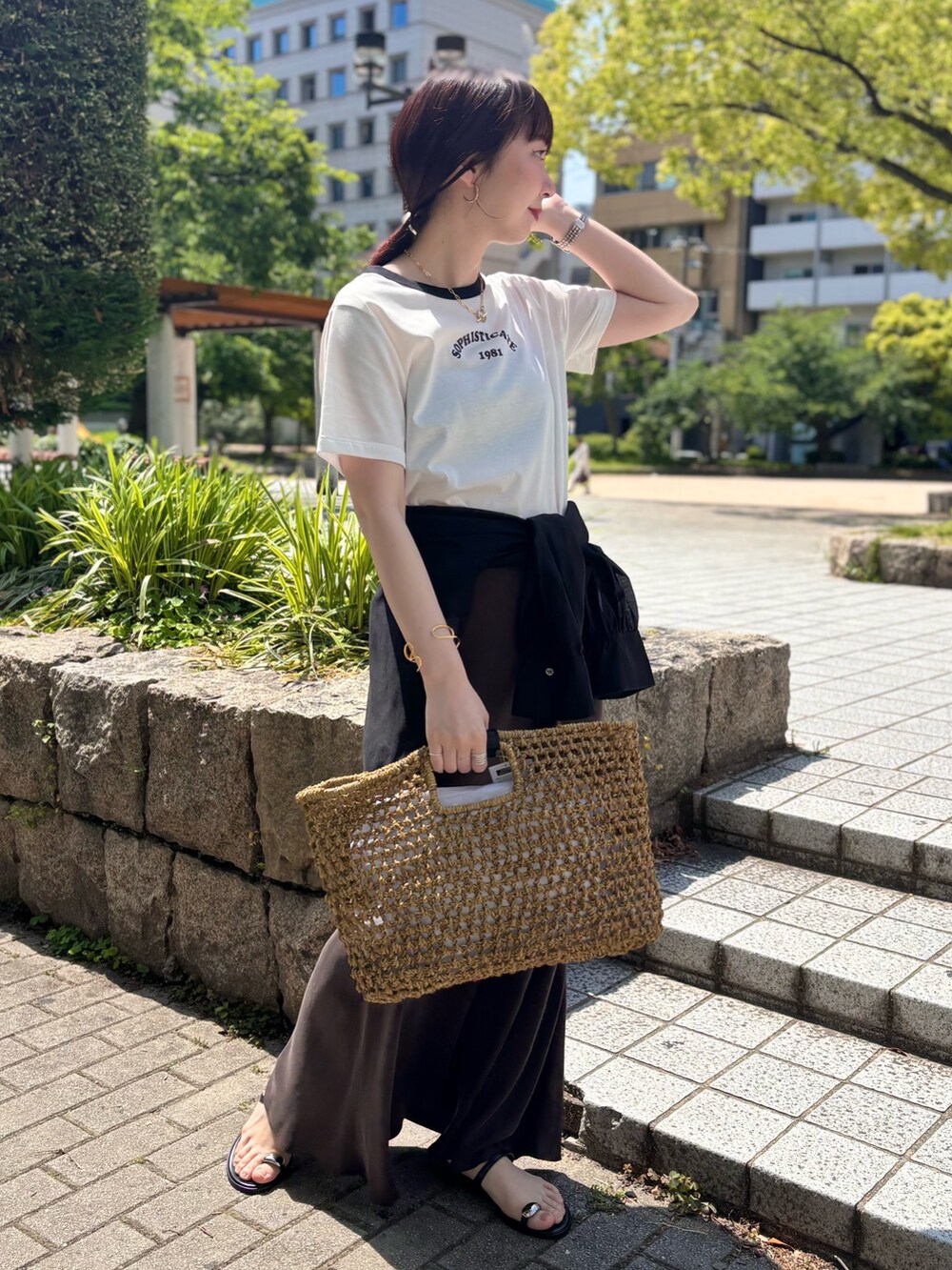 「休日スタイル、初夏コーデ、大人コーデ、ゆるコーデ、シンプルスタイル、カジュアルスタイル、Tシャツコーデ、outfit、Tシャツ、スカート、スカートスタイル、大人カジュアル、きれいめカジュアル、夏コーデ、オトナカジュアル」|「NOLLEY’S Sophiのシルケット天竺衿配色ロゴTシャツ(Tシャツ/カットソー、ホワイト系)」を使った、nol hirataさん(骨格ウェーブ・レディース・155cm)の春コーディネートの5枚目の写真