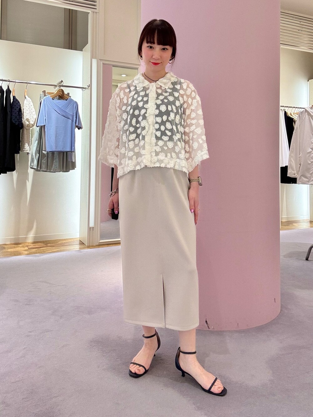 「春ファッション、春夏コーデ、大人カジュアルコーデ、きれいめコーデ、キレイめ、お仕事コーデ、ワントーンコーデ、スカート、シアー、シアートップス、大人カジュアル、大人コーデ、オトナカジュアル、オトナ女子、シンプルコーデ」｜「NOLLEY’SのKIRYU花柄ジャガードシャツブラウス（シャツ/ブラウス、ホワイト系）」を使った、nol hirataさん（骨格ウェーブ・レディース・155cm）の春コーディネートの4枚目の写真