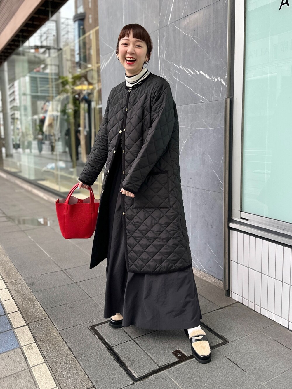 「カジュアルコーデ、カジュアル、Traditional Weatherwear、シンプルコーデ、シンプル、シャツスタイル、スカート、ボーダー、骨格ウェーブ、大人カジュアル、大人コーデ、オトナカジュアル、モノトーン、ワントーンコーデ、秋コーデ」｜「NOLLEY’Sの《手洗い可能》エタニティアンチピリングハイネックプルオーバーニット（ニット/セーター、ホワイト系）」を使った、nol hirataさん（レディース・155cm）の秋コーディネートの3枚目の写真