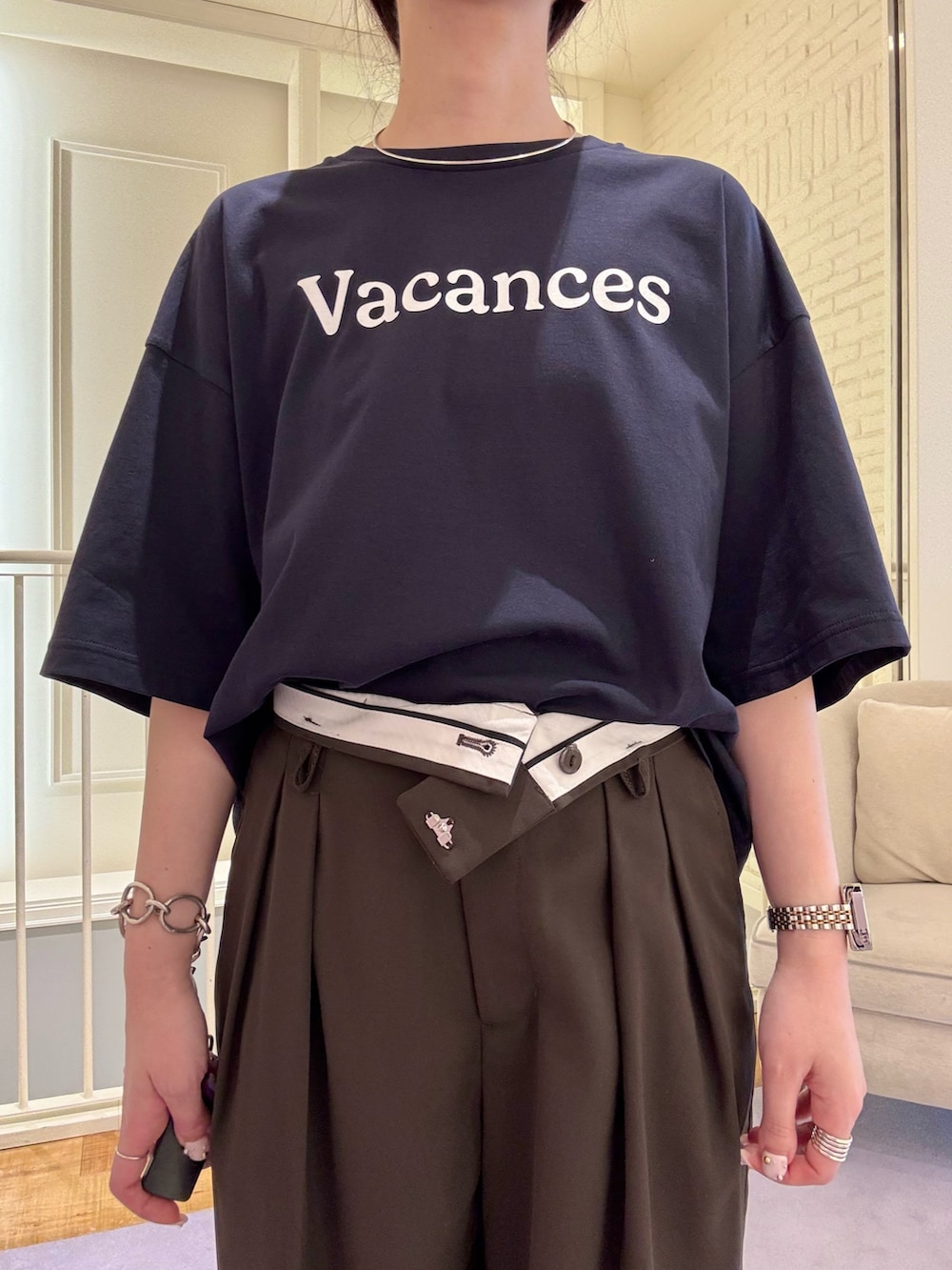「Tシャツ、大人カジュアル、大人コーデ、夏コーデ、夏、カジュアル、カジュアルコーデ、きれいめカジュアル、シンプルコーデ、シンプル、パンツスタイル、パンツコーデ、サンダル、サンダルコーデ、ラフ」|「NOLLEY’SのVacances Tシャツ(Tシャツ/カットソー、ブルー系)」を使った、nol hirataさん(骨格ウェーブ・レディース・155cm)の夏コーディネートの2枚目の写真