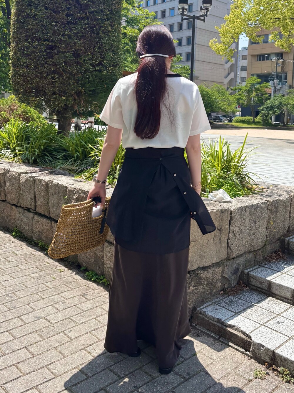 「休日スタイル、初夏コーデ、大人コーデ、ゆるコーデ、シンプルスタイル、カジュアルスタイル、Tシャツコーデ、outfit、Tシャツ、スカート、スカートスタイル、大人カジュアル、きれいめカジュアル、夏コーデ、オトナカジュアル」|「NOLLEY’S Sophiのシルケット天竺衿配色ロゴTシャツ(Tシャツ/カットソー、ホワイト系)」を使った、nol hirataさん(骨格ウェーブ・レディース・155cm)の春コーディネートの2枚目の写真