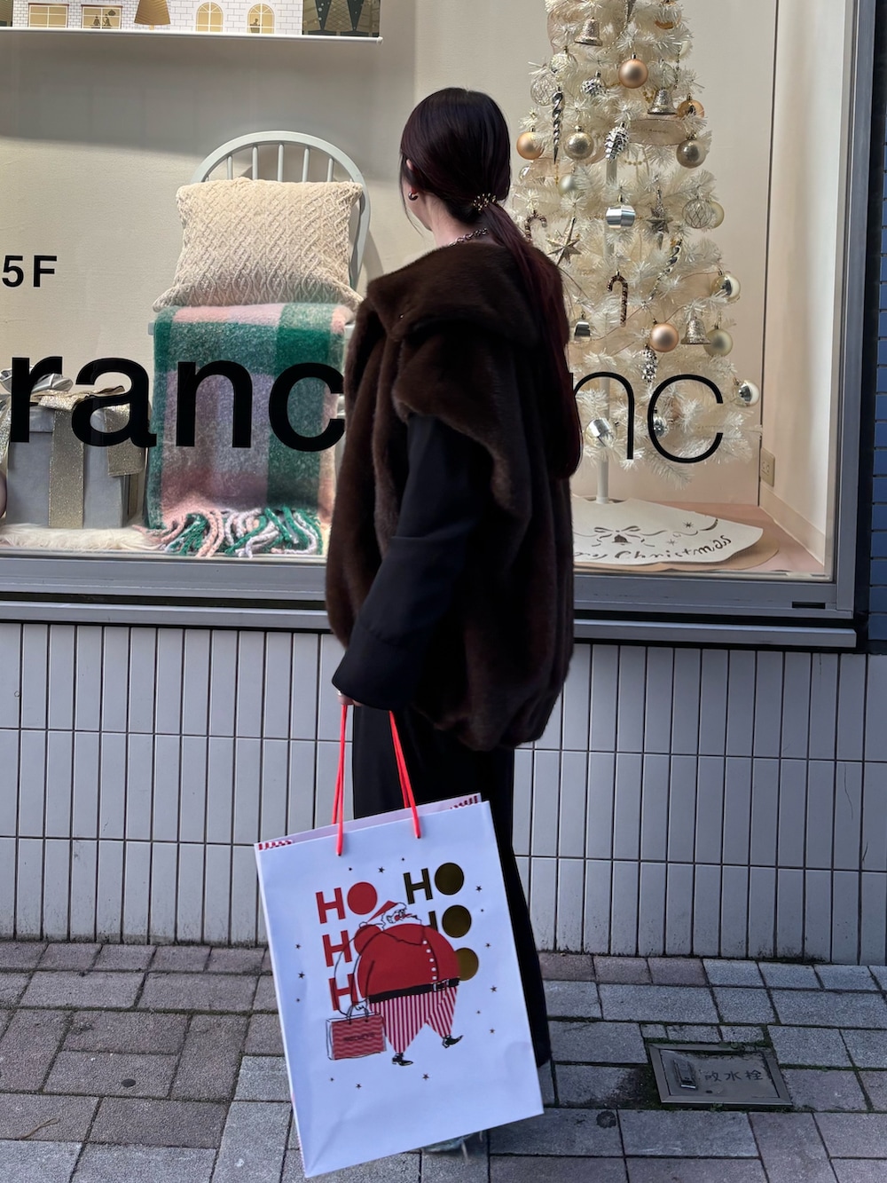 ブラウン系のブルゾン、ブラック系のTシャツ/カットソー、ブラック系のワンピースを着用したレディースの秋コーディネートの2枚目の写真