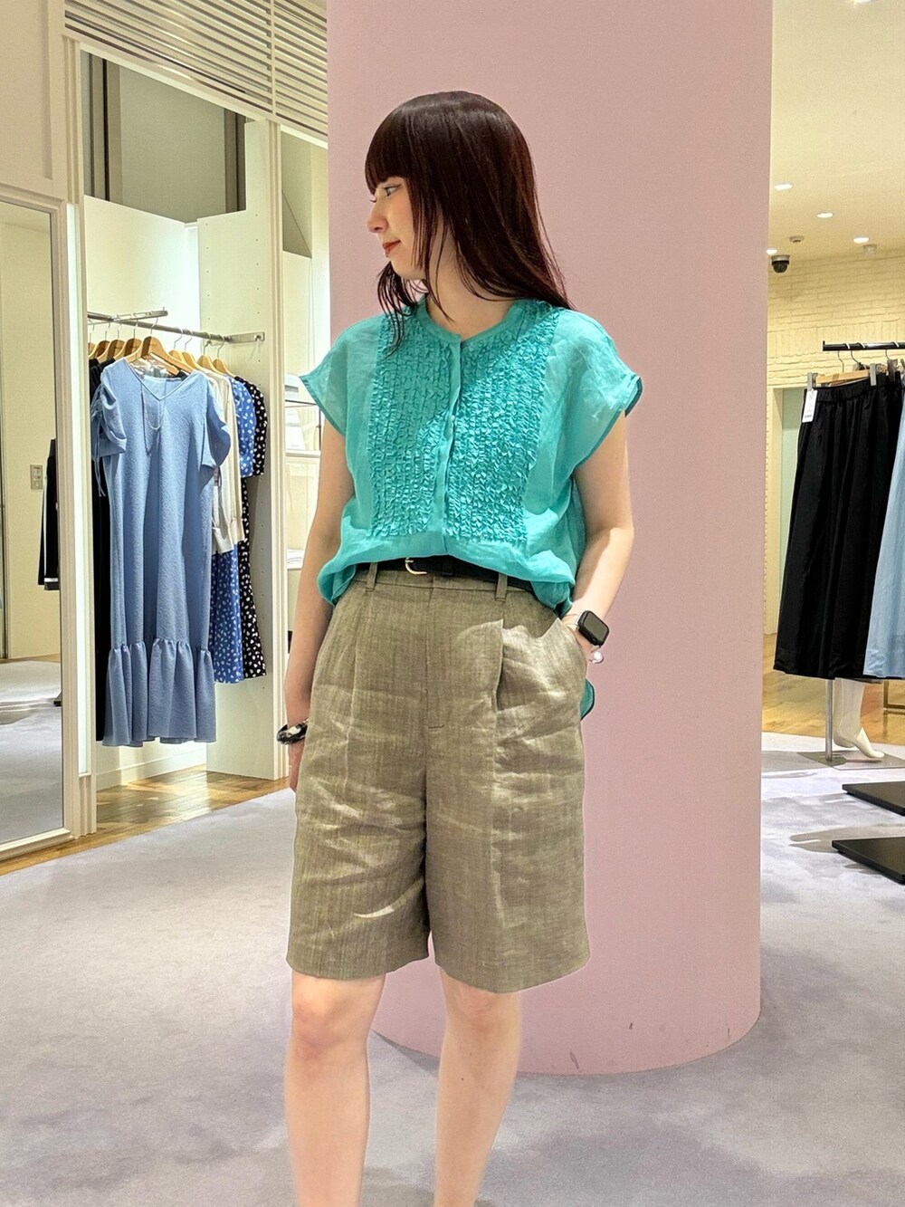 シルバー系のショルダーバッグ、ブラウン系のその他パンツ、グリーン系のシャツ/ブラウスを着用したレディースの春コーディネートの2枚目の写真