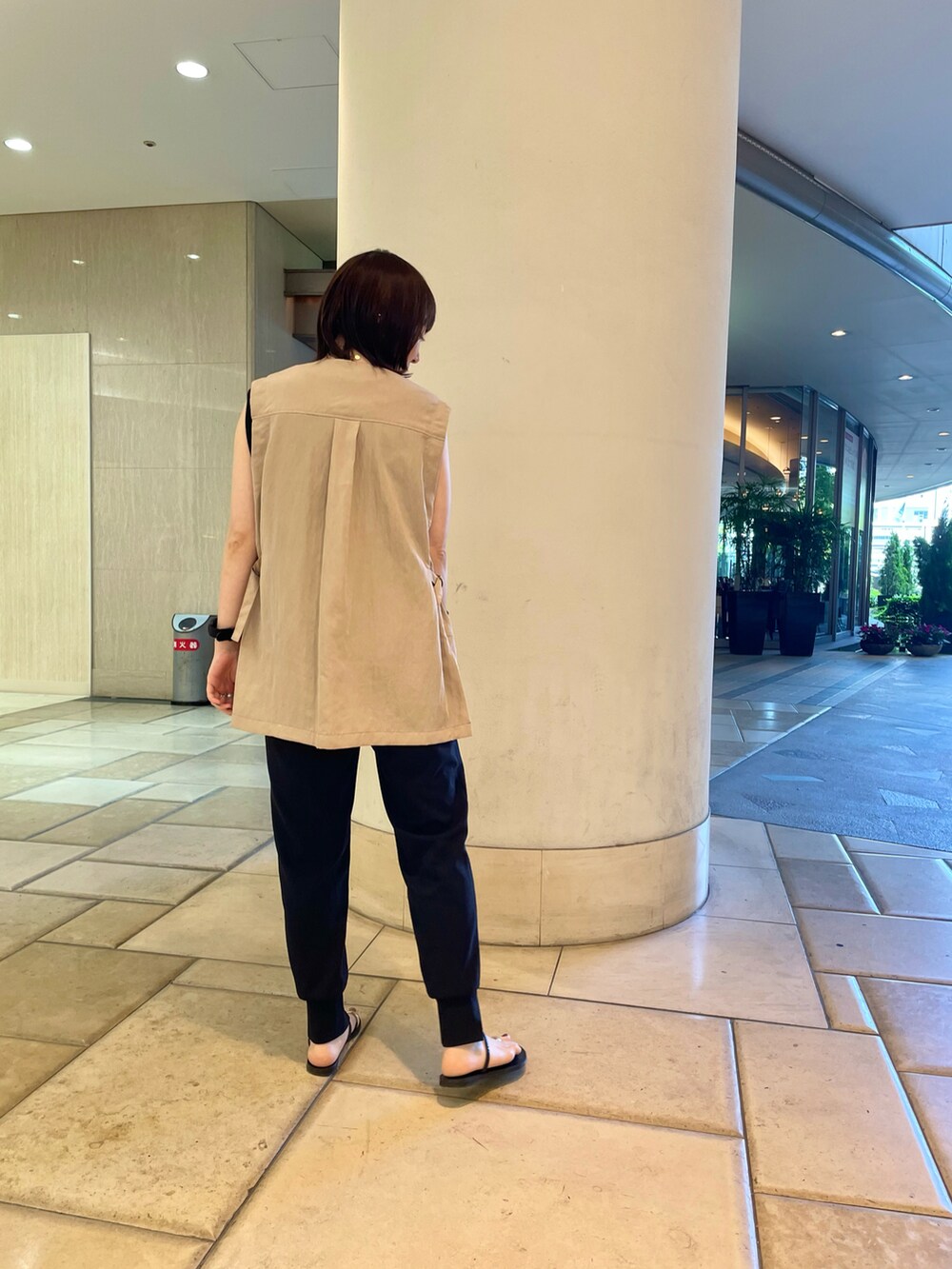 「カジュアル、シンプルコーデ、休日コーデ、大人かわいい、オトナ女子、夏コーデ、モノトーン、低身長コーデ、ジレ、ジョガーパンツ、カジュアルコーデ、リラックススタイル、ワントーンコーデ、きれいめカジュアル、オトナカジュアル」｜「NOLLEY’Sのポプリン・サファリ風ジレ（ベスト、ベージュ系）」を使った、nol hirataさん（レディース・155cm）の夏コーディネートの2枚目の写真