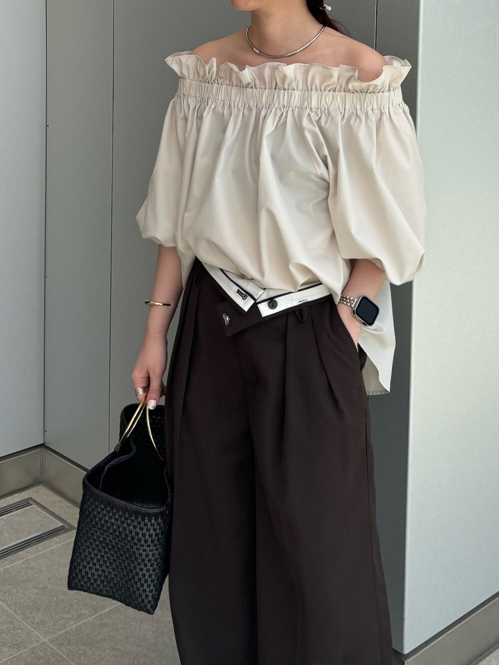 「サンダル、お出かけコーデ、大人コーデ、パンツスタイル、ワントーンコーデ、大人カジュアル、きれいめカジュアル、夏、夏コーデ、オフショル、シンプル、シンプルコーデ、パンツ、パンツコーデ、カジュアル」|「NOLLEY’S Sophiのタフタオフショル2WAYブラウス(シャツ/ブラウス、ベージュ系)」を使った、nol hirataさん(骨格ウェーブ・レディース・155cm)の春コーディネートの2枚目の写真