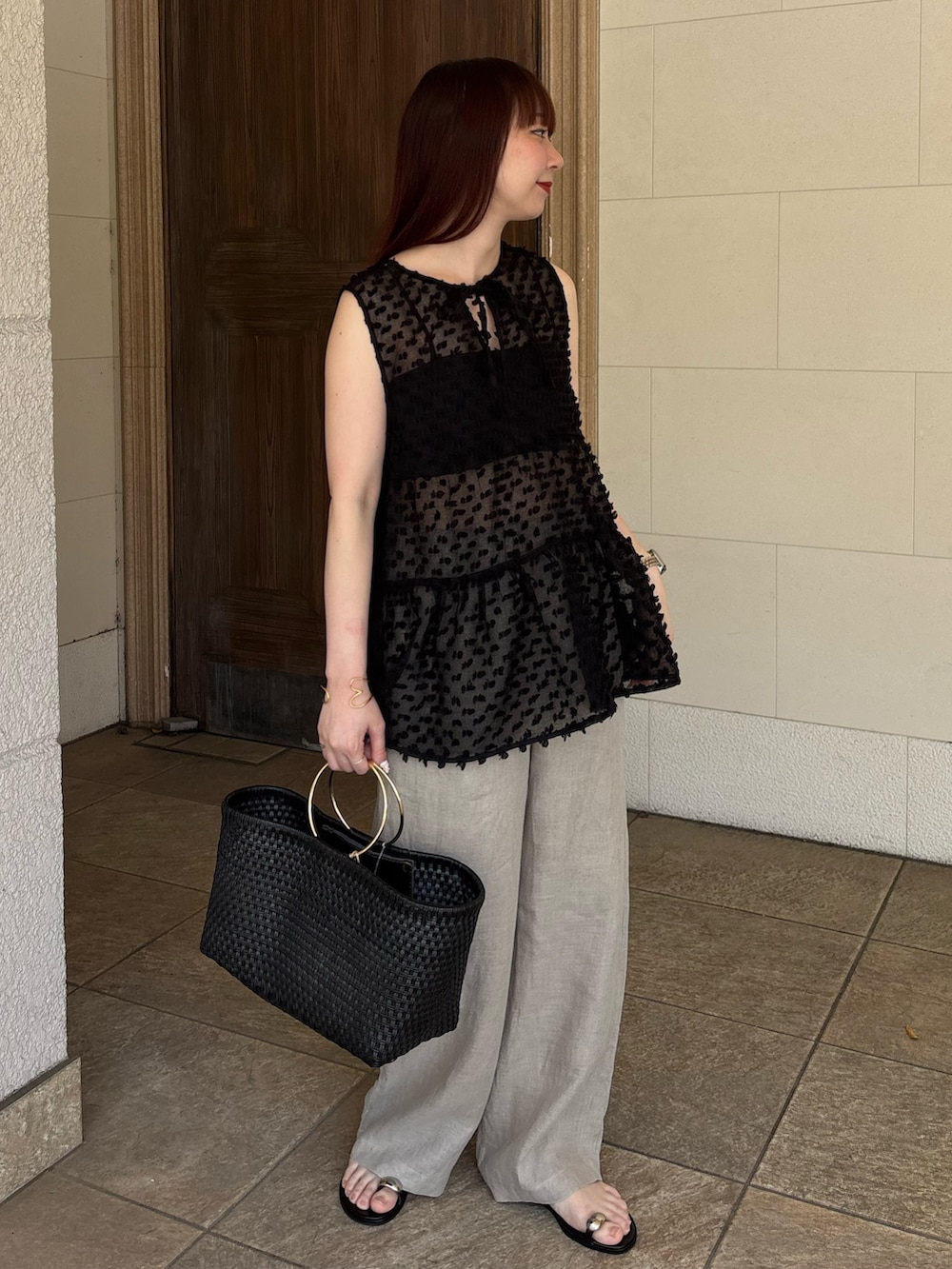 「サンダル、シンプルスタイル、ラクチンコーデ、大人女子、大人可愛い、夏服コーデ、オトナカジュアル、大人コーデ、キレイめコーデ、ブラウス、パンツスタイル、パンツコーデ、夏、夏コーデ、ラフ」｜「NOLLEY’S Sophiの【PR阿部☆別注】ドットポンポン2WAYノースリーブブラウス（シャツ/ブラウス、ブラック系）」を使った、nol hirataさん（骨格ウェーブ・レディース・155cm）の夏コーディネートの3枚目の写真