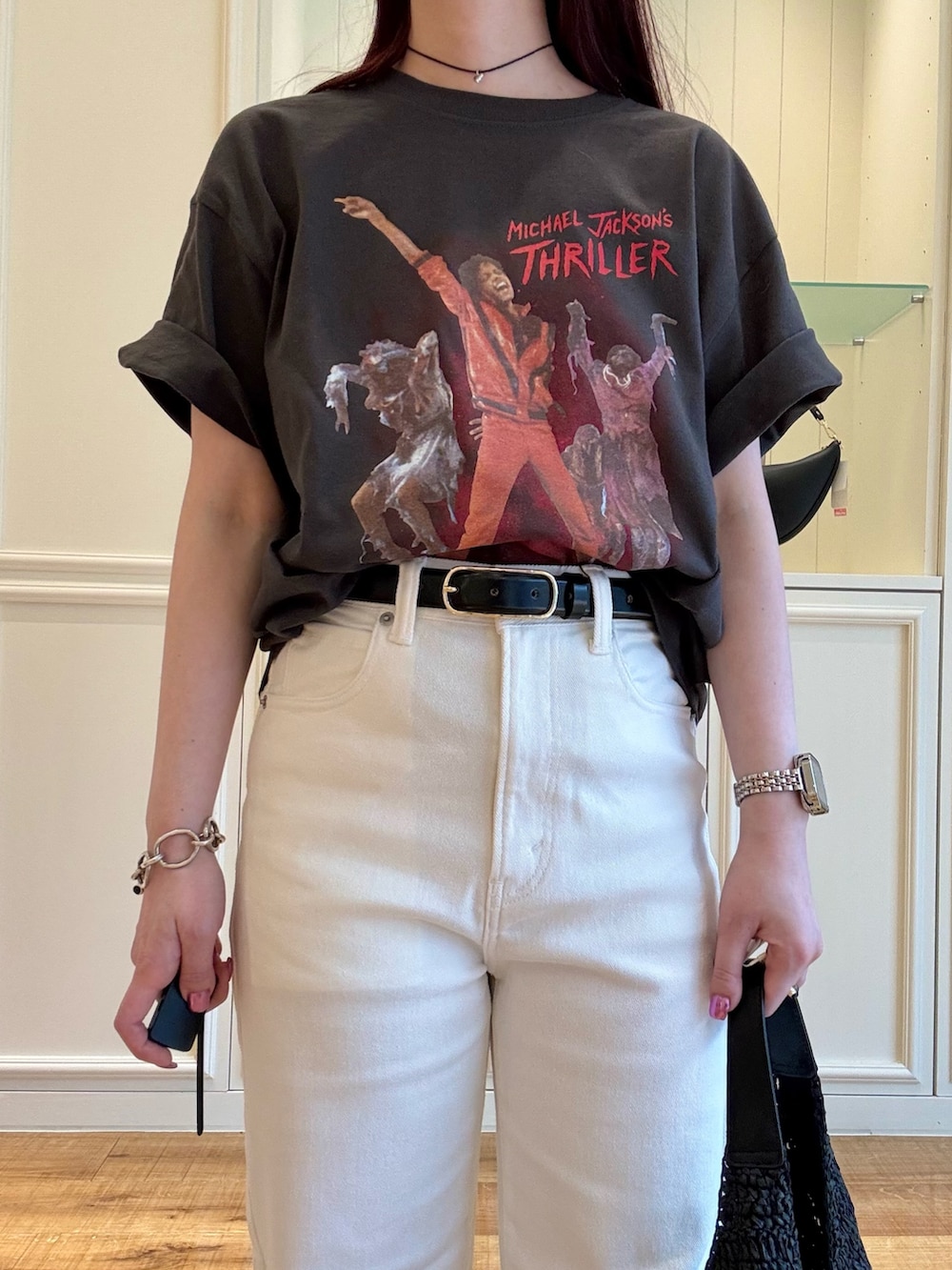 「バンドT、Tシャツ、ユニセックス、カジュアル、カジュアルコーデ、大人カジュアル、大人コーデ、デニム、デニムパンツ、ホワイトデニム、夏、夏コーデ、春コーデ、カジュアルスタイル、シンプルコーデ」｜「GOOD ROCK SPEEDの【GOOD ROCK SPEED】別注 MICHAEL JACKSON T 25SS（Tシャツ/カットソー、ブラック系）」を使った、nol hirataさん（骨格ウェーブ・レディース・155cm）の春コーディネートの2枚目の写真