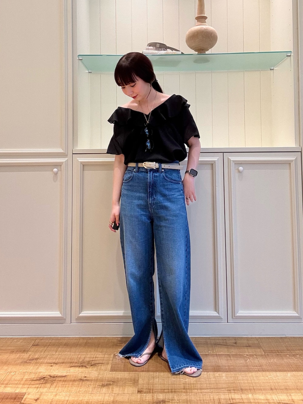 「大人カジュアル、最近のいい感じコーデ、今日のコーデ、オトナカジュアル、大人ファッション、パンツスタイル、ラフコーデ、デニム、デニムパンツ、オフショル、ブラウス、大人コーデ、きれいめカジュアル、シンプルコーデ、シンプル」｜「NOLLEY’Sの2wayラッフル衿ブラウス（シャツ/ブラウス、ブラック系）」を使った、nol hirataさん（骨格ウェーブ・レディース・155cm）の春コーディネートの3枚目の写真