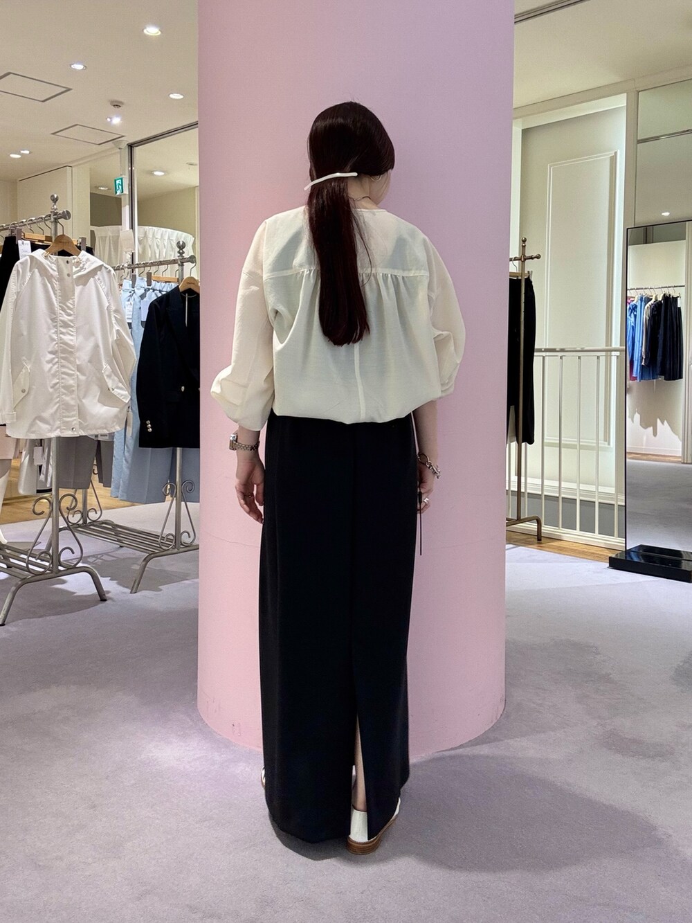 「大人カジュアル、休日スタイル、おでかけコーデ、今日のコーデ、ゆるコーデ、カジュアルスタイル、オトナカワイイ、キレイめコーデ、大人ファッション、楽チンコーデ、大人コーデ、サンダル、シンプルスタイル、シアー、ブルゾン」｜「NOLLEY’Sのウォッシャブルブライトローンショートブルゾン（ブルゾン、ホワイト系）」を使った、nol hirataさん（骨格ウェーブ・レディース・155cm）の春コーディネートの3枚目の写真