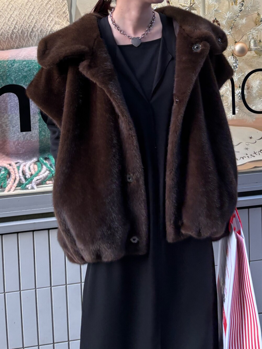 ブラウン系のブルゾン、ブラック系のTシャツ/カットソー、ブラック系のワンピースを着用したレディースの秋コーディネートの4枚目の写真