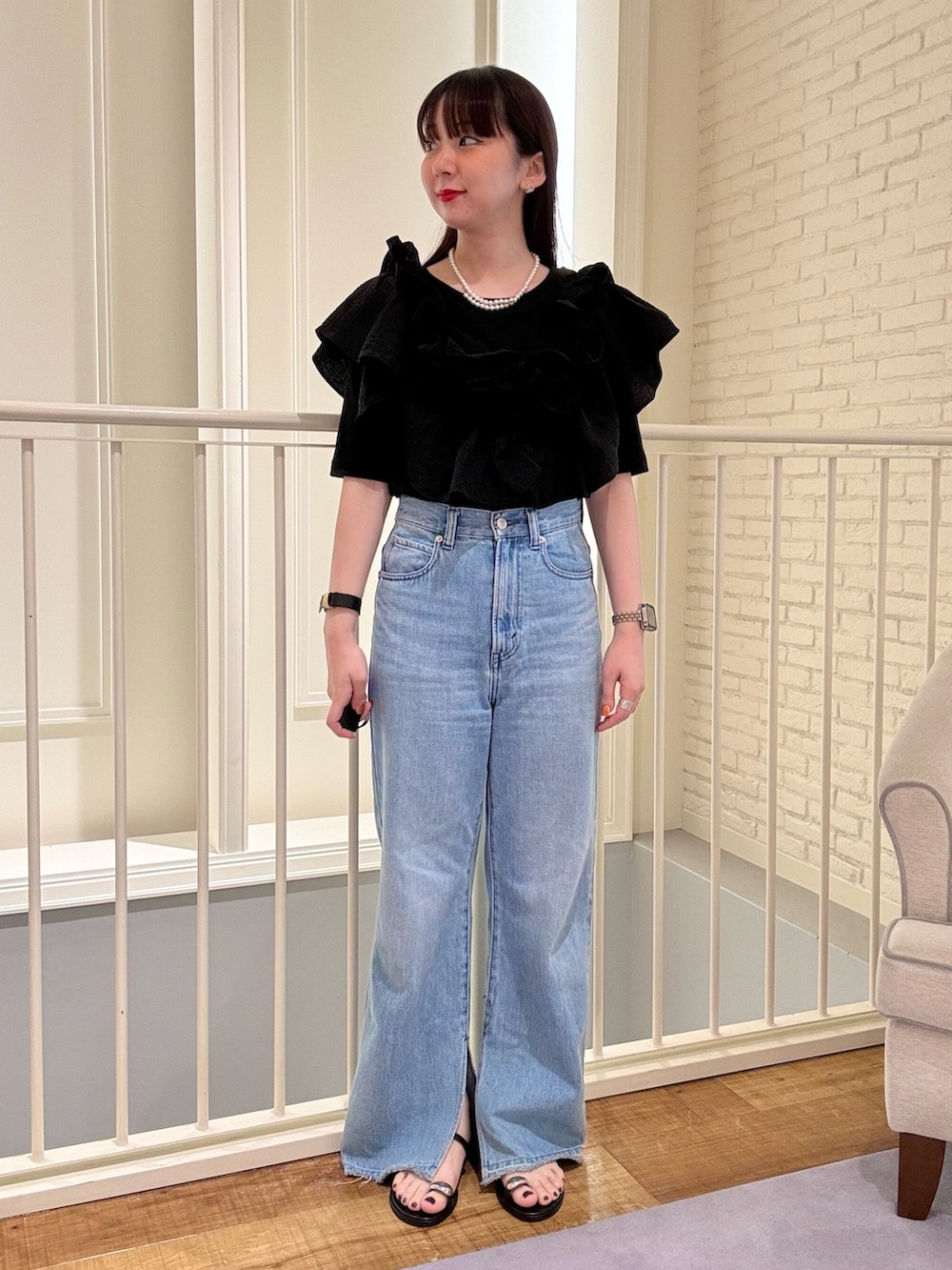 「デニム、お出かけコーデ、大人ファッション、デニムパンツ、Tシャツ、夏、夏コーデ、オトナカジュアル、大人カジュアル、大人コーデ、シンプル、シンプルコーデ、シンプルスタイル、ラフ、ラフコーデ」｜「Rie Millerの3WAYリブフリルロンT（Tシャツ/カットソー、ブラック系）」を使った、nol hirataさん（骨格ウェーブ・レディース・155cm）の夏コーディネートの2枚目の写真