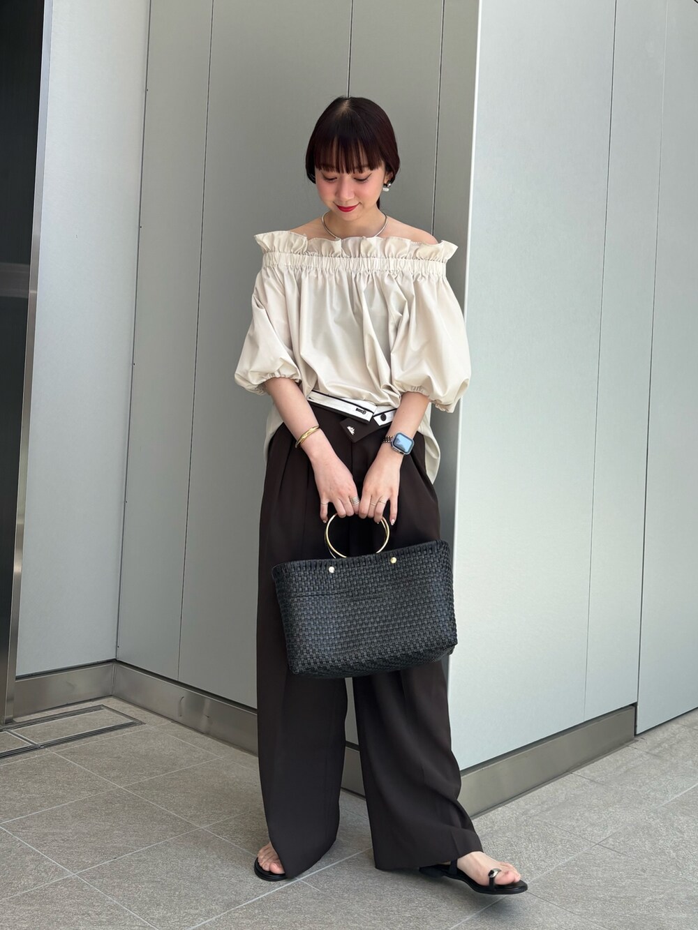 「サンダル、お出かけコーデ、大人コーデ、パンツスタイル、ワントーンコーデ、大人カジュアル、きれいめカジュアル、夏、夏コーデ、オフショル、シンプル、シンプルコーデ、パンツ、パンツコーデ、カジュアル」|「NOLLEY’S Sophiのタフタオフショル2WAYブラウス(シャツ/ブラウス、ベージュ系)」を使った、nol hirataさん(骨格ウェーブ・レディース・155cm)の春コーディネートの4枚目の写真