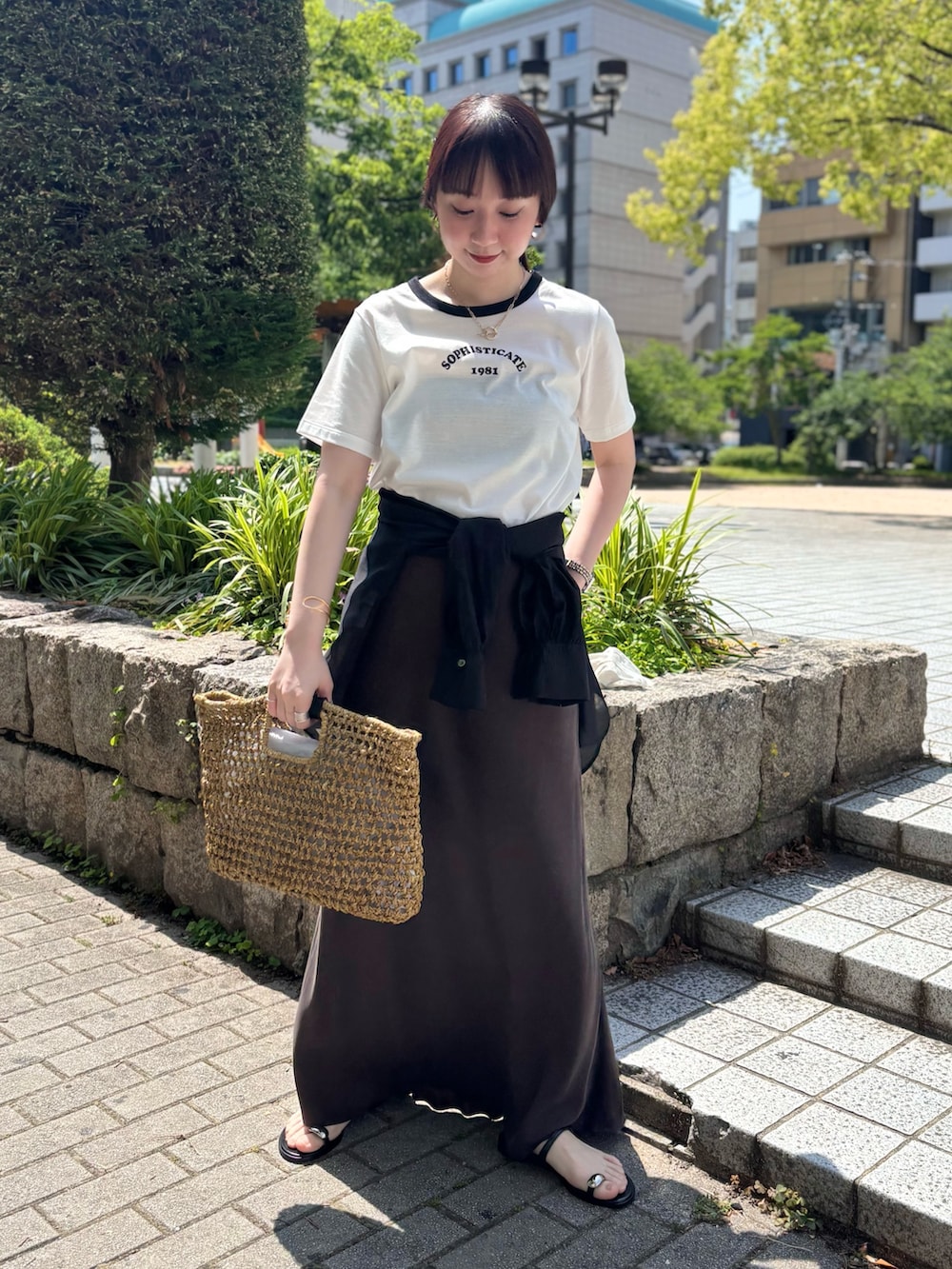 「休日スタイル、初夏コーデ、大人コーデ、ゆるコーデ、シンプルスタイル、カジュアルスタイル、Tシャツコーデ、outfit、Tシャツ、スカート、スカートスタイル、大人カジュアル、きれいめカジュアル、夏コーデ、オトナカジュアル」|「NOLLEY’S Sophiのシルケット天竺衿配色ロゴTシャツ(Tシャツ/カットソー、ホワイト系)」を使った、nol hirataさん(骨格ウェーブ・レディース・155cm)の春コーディネートの4枚目の写真