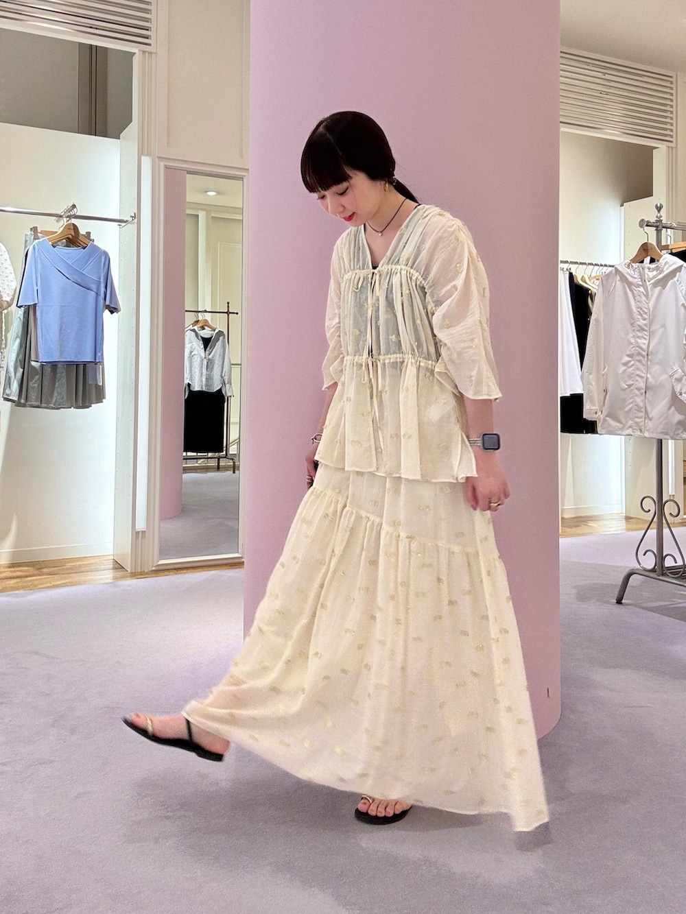 「春ファッション、春夏コーデ、きれいめコーデ、大人カジュアルコーデ、オトナカワイイ、ワントーンコーデ、セットアップ、スカート、シアートップス、シアー、骨格ウェーブ、大人カジュアル、大人コーデ、きれいめカジュアル、サンダル」｜「NOLLEY’Sの《セットアップ対応》KIRYUラメカットジャガードブラウス（シャツ/ブラウス、ホワイト系）」を使った、nol hirataさん（骨格ウェーブ・レディース・155cm）の春コーディネートの4枚目の写真