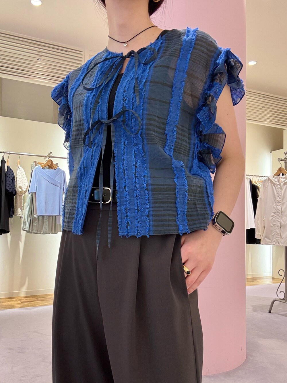 「チェック、春ファッション、春夏コーデ、大人カジュアルコーデ、きれいめコーデ、シアー、パンツ、パンツスタイル、パンツコーデ、シアートップス、シンプルコーデ、シンプルスタイル、シンプル、大人カジュアル、大人コーデ」｜「NOLLEY’Sの《セットアップ対応》KIRYUチェック柄カットジャガードブラウス（シャツ/ブラウス、ブルー系）」を使った、nol hirataさん（骨格ウェーブ・レディース・155cm）の春コーディネートの2枚目の写真