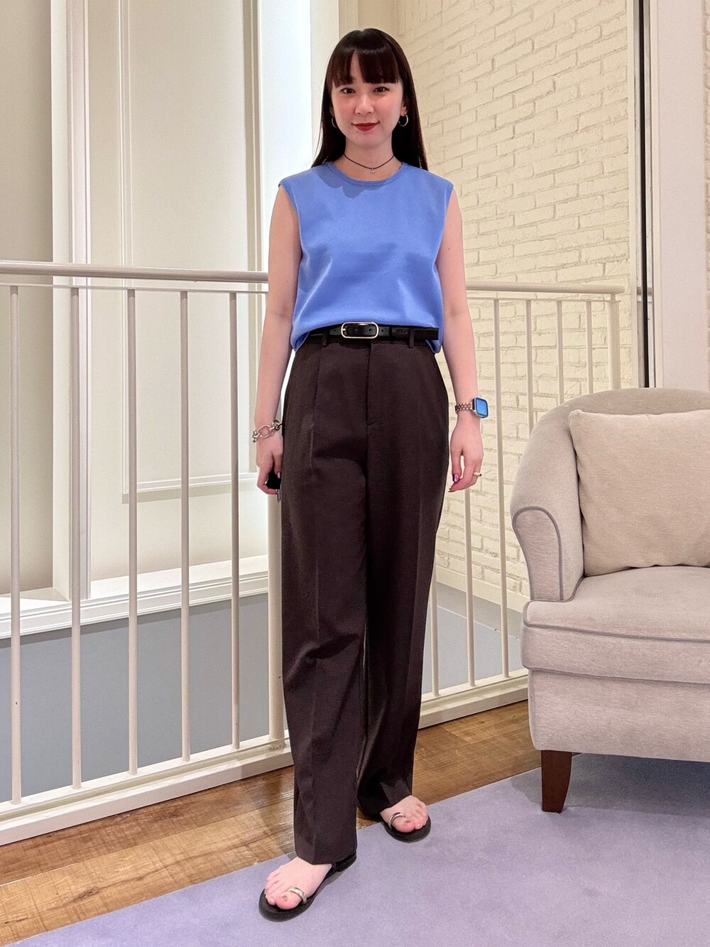 「淡色コーデ、春服、おでかけコーデ、カジュアルスタイル、シンプルスタイル、ワントーンコーデ、低身長コーデ、ootd、大人カジュアル、大人コーデ、シンプルコーデ、パンツスタイル、パンツコーデ、カーディガン、ノースリーブ」｜「NOLLEY’Sの《アンサンブル対応》ハーフシアーVネックカーディガン（カーディガン/ボレロ、ブルー系）」を使った、nol hirataさん（骨格ウェーブ・レディース・155cm）の春コーディネートの3枚目の写真