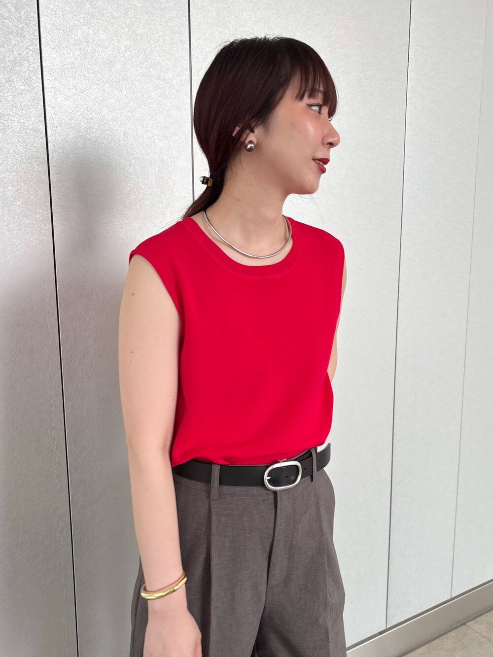 「ノースリーブ、夏コーデ、サンダル、大人可愛い、ラフコーデ、ゆるコーデ、きれいめカジュアル、キレイめ、オフィスカジュアル、オフィススタイル、お出かけコーデ、大人カジュアル、大人コーデ、シンプルコーデ、シンプル」|「NOLLEY’S Sophiのウォッシャブル麻調ドライシャンタンライトワイドパンツ(その他パンツ、グレー系)」を使った、nol hirataさん(骨格ウェーブ・レディース・155cm)の夏コーディネートの2枚目の写真