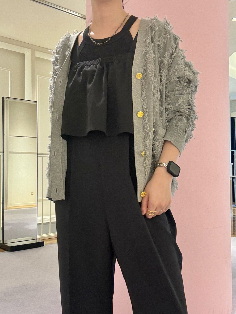 「カジュアル、カジュアルコーデ、カーディガン、フリンジ、オールインワン、パンツスタイル、ブラック、大人カジュアル、大人コーデ、リラックススタイル、シンプルコーデ、シンプル、シンプルスタイル、モノトーン、モノトーンコーデ」｜「Rie Millerの《手洗い可能》カットジャガードVネックカーディガン（カーディガン/ボレロ、グレー系）」を使った、nol hirataさん（レディース・155cm）の夏コーディネートの2枚目の写真
