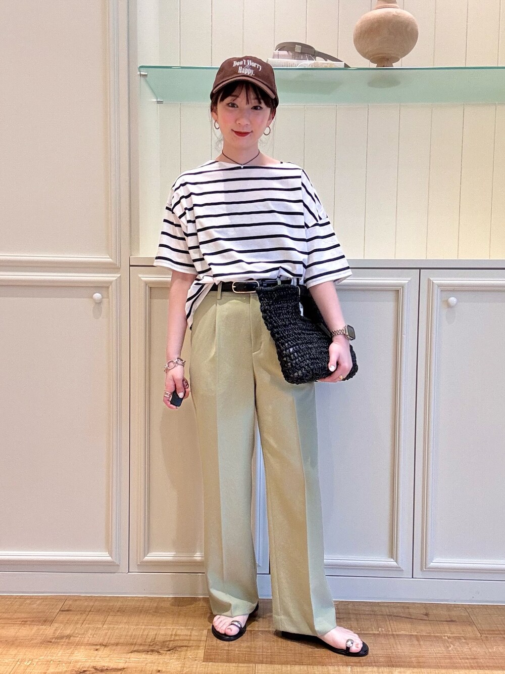 「最近のいい感じコーデ、大人カジュアル、初夏コーデ、大人かわいい、ラフコーデ、今日のコーデ、Tシャツ、パンツスタイル、パンツコーデ、大人コーデ、きれいめカジュアル、キャップ、リラックススタイル、シンプル、シンプルコーデ」｜「NOLLEY’SのMY STANDARD Tシャツ（Tシャツ/カットソー、ホワイト系）」を使った、nol hirataさん（骨格ウェーブ・レディース・155cm）の春コーディネートの3枚目の写真