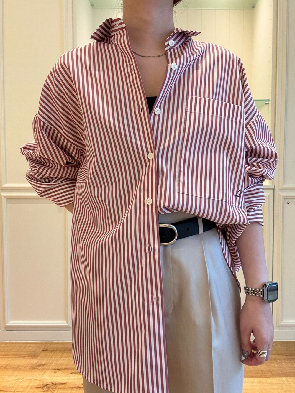 レッド系のシャツ/ブラウス、ベージュ系のその他パンツ、ブラック系のベルトを着用したレディースの秋コーディネートの3枚目の写真