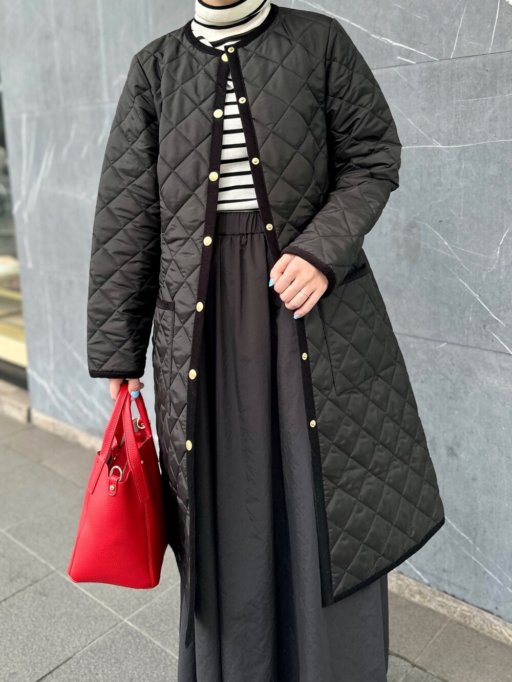 「カジュアルコーデ、カジュアル、Traditional Weatherwear、シンプルコーデ、シンプル、シャツスタイル、スカート、ボーダー、骨格ウェーブ、大人カジュアル、大人コーデ、オトナカジュアル、モノトーン、ワントーンコーデ、秋コーデ」｜「NOLLEY’Sの《手洗い可能》エタニティアンチピリングハイネックプルオーバーニット（ニット/セーター、ホワイト系）」を使った、nol hirataさん（レディース・155cm）の秋コーディネートの2枚目の写真