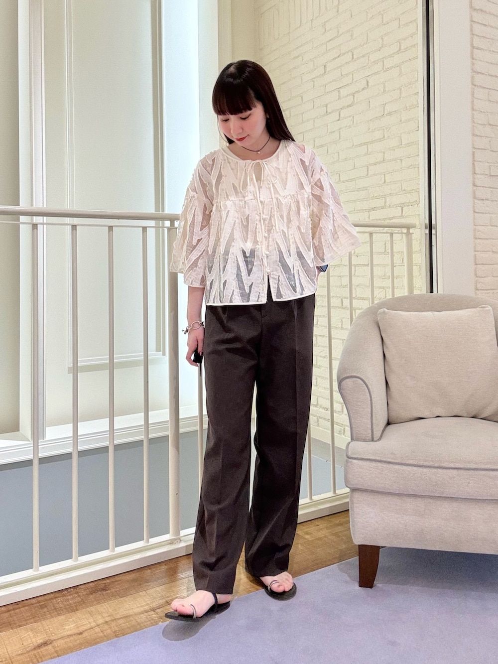 「春服、カジュアルスタイル、おでかけコーデ、ootd、大人カジュアル、大人コーデ、シアートップス、シアーシャツ、ブラウス、パンツスタイル、パンツコーデ、春コーデ、春夏コーデ、シンプルコーデ、シンプル」｜「NOLLEY’S Sophiの《セットアップ対応》キラキラカットジャガード2WAYブラウス（シャツ/ブラウス、ホワイト系）」を使った、nol hirataさん（骨格ウェーブ・レディース・155cm）の春コーディネートの3枚目の写真