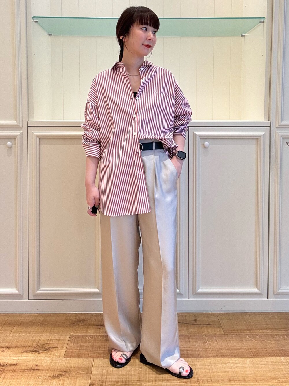 レッド系のシャツ/ブラウス、ベージュ系のその他パンツ、ブラック系のベルトを着用したレディースの秋コーディネートの4枚目の写真