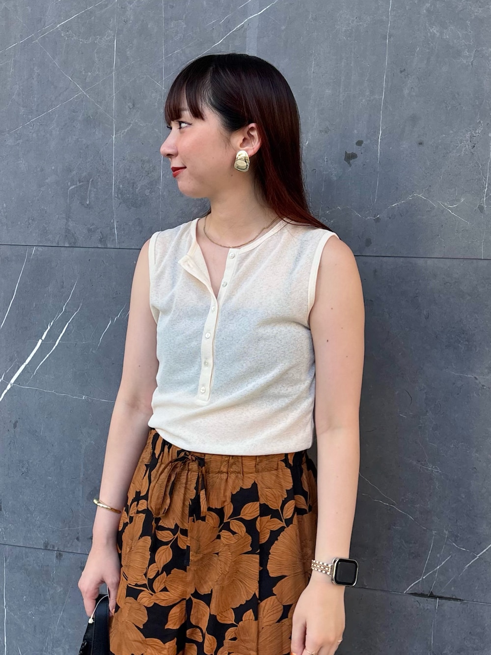 「ボタニカル柄、パンツスタイル、パンツコーデ、パンツ、シアートップス、シアー、タンクトップ、夏、夏コーデ、大人カジュアル、大人コーデ、きれいめカジュアル、シンプルコーデ、シンプルスタイル、シンプル」｜「NOLLEY’Sの《アンサンブル対応》シアーワッフルヘンリーノースリーブ2WAYプルオーバーカットソー（Tシャツ/カットソー、ホワイト系）」を使った、nol hirataさん（骨格ウェーブ・レディース・155cm）の夏コーディネートの2枚目の写真