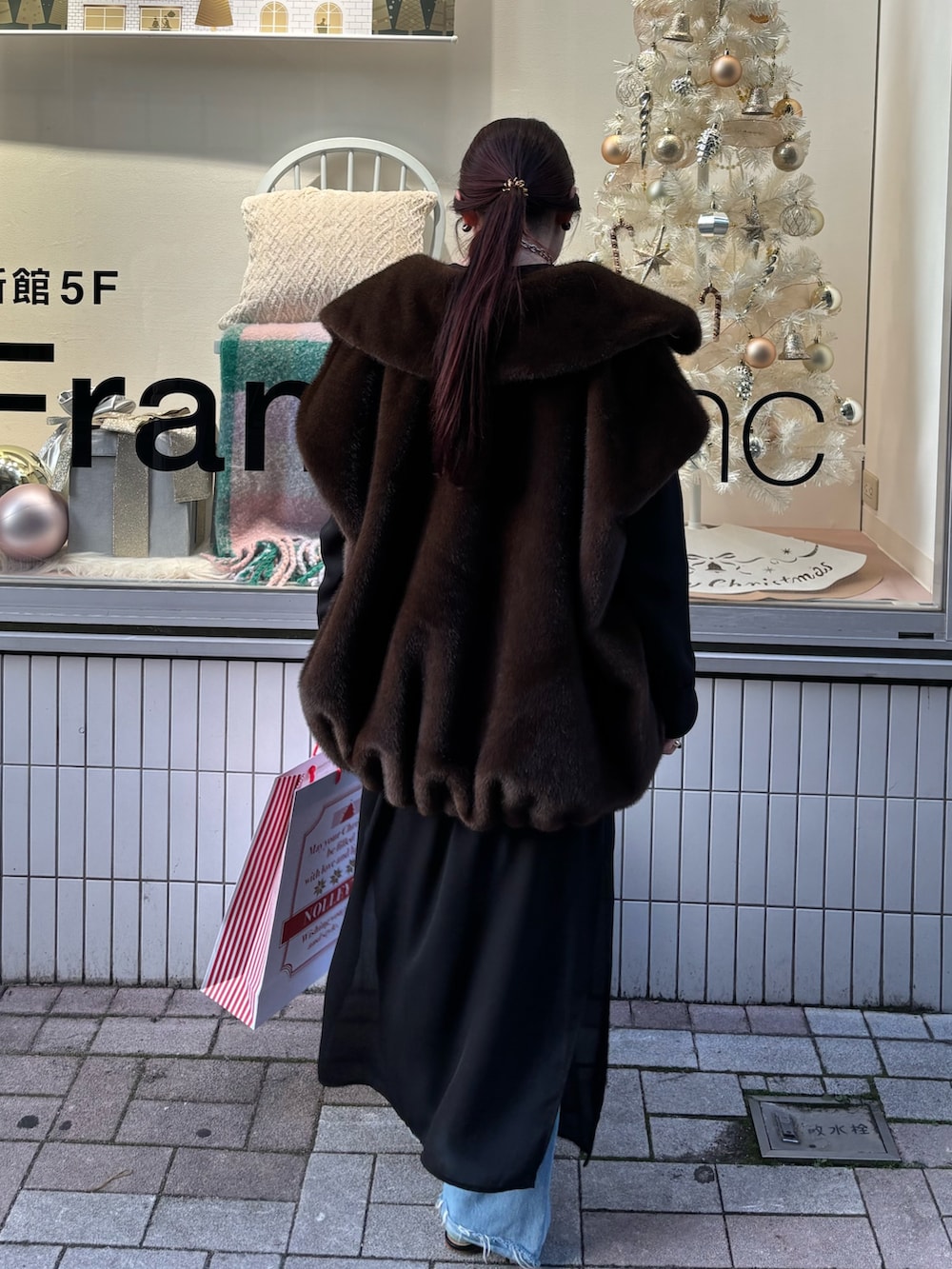 ブラウン系のブルゾン、ブラック系のTシャツ/カットソー、ブラック系のワンピースを着用したレディースの秋コーディネートの3枚目の写真