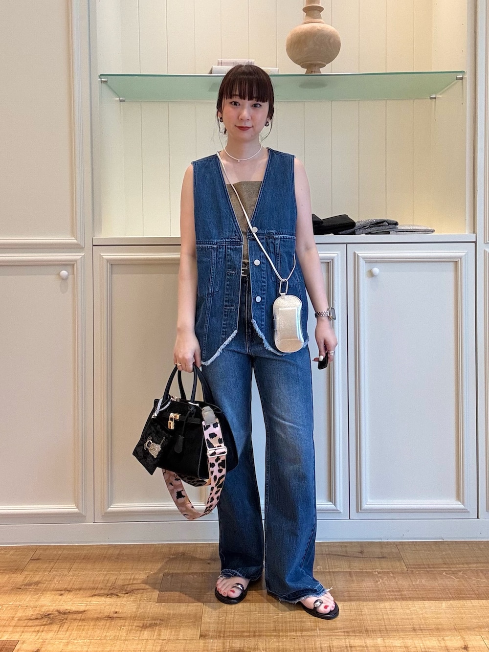 「デニム、デニムパンツ、デニムジャケット、デニムコーデ、デニムオンデニム、大人カジュアル、大人コーデ、きれいめカジュアル、セットアップ、フレアパンツ、夏コーデ、ワントーンコーデ、オトナカジュアル、休日スタイル、低身長コーデ」｜「Rie Millerの【RM denim】Vネックデニムベスト（ベスト、ブルー系）」を使った、nol hirataさん（骨格ウェーブ・レディース・155cm）の夏コーディネートの3枚目の写真