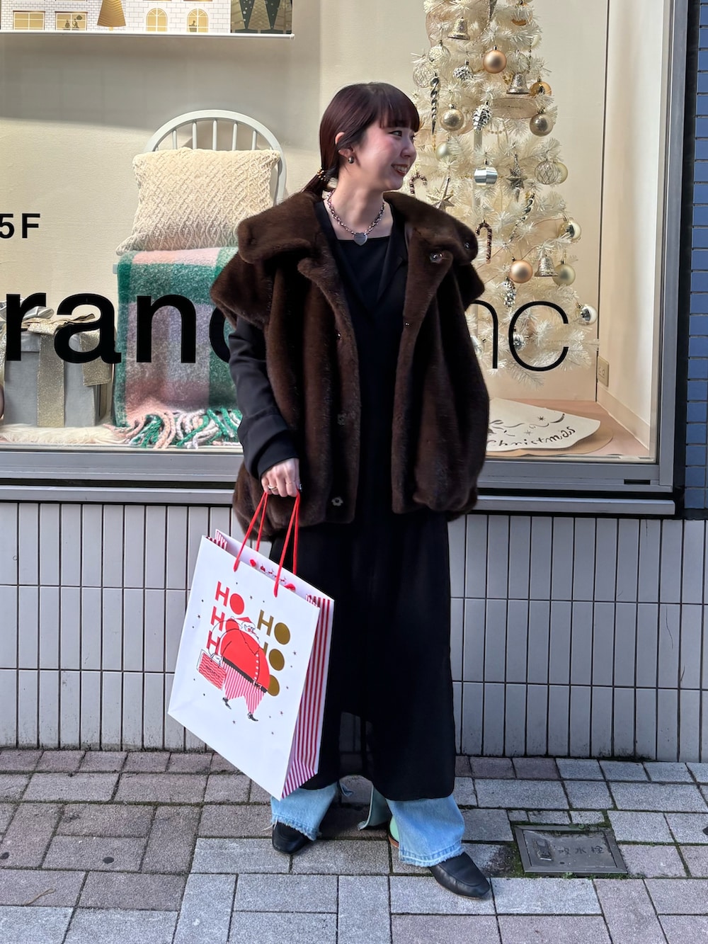 ブラウン系のブルゾン、ブラック系のTシャツ/カットソー、ブラック系のワンピースを着用したレディースの秋コーディネートの5枚目の写真