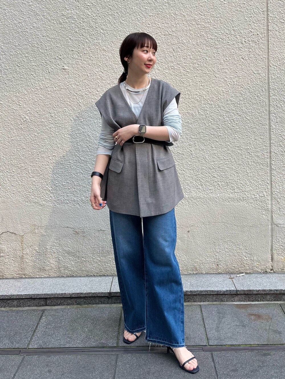 「春コーデ、オトナカジュアル、おでかけコーデ、今日のコーデ、シンプルスタイル、シアー、大人カジュアル、大人コーデ、デニム、デニムコーデ、デニムパンツ、ジレ、きれいめカジュアル、キレイめカジュアル、レイヤードスタイル」|「Rie Millerの《セットアップ対応》【PR林☆別注アイテム】ウォッシャブルエアーシャークジレ(ベスト、グレー系)」を使った、nol hirataさん(骨格ウェーブ・レディース・155cm)の春コーディネートの3枚目の写真
