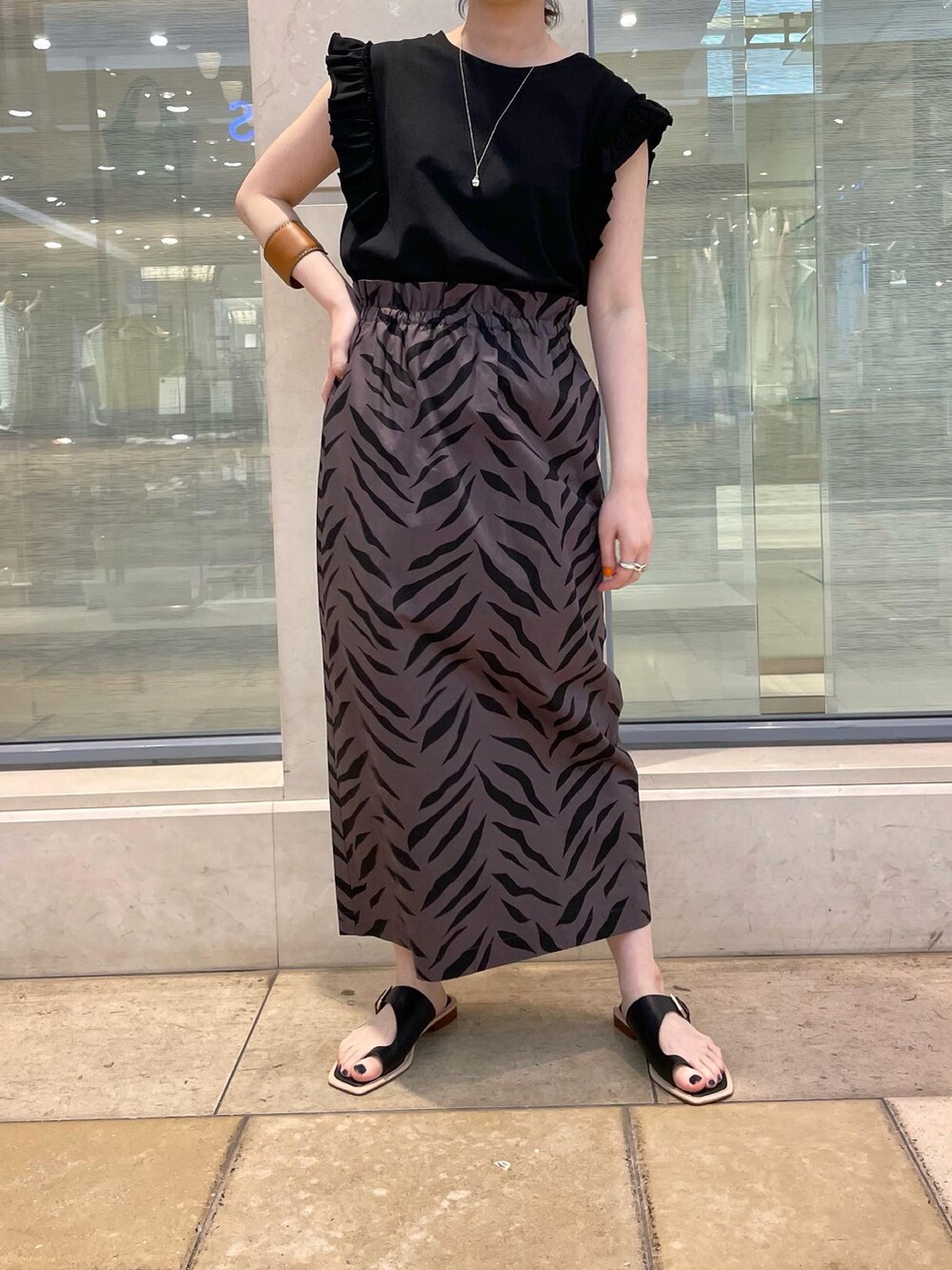 「カジュアルコーデ、モノトーン、モノトーンコーデ、春夏コーデ、大人コーデ、低身長、スカート、カジュアル、ブラック、ブラックコーデ、ゼブラ柄、サンダル、ワントーンコーデ、アニマル柄、バングル」｜「Rie Millerのフリル袖Tシャツ（Tシャツ/カットソー、ブラック系）」を使った、nol hirataさん（レディース・155cm）の春コーディネートの2枚目の写真