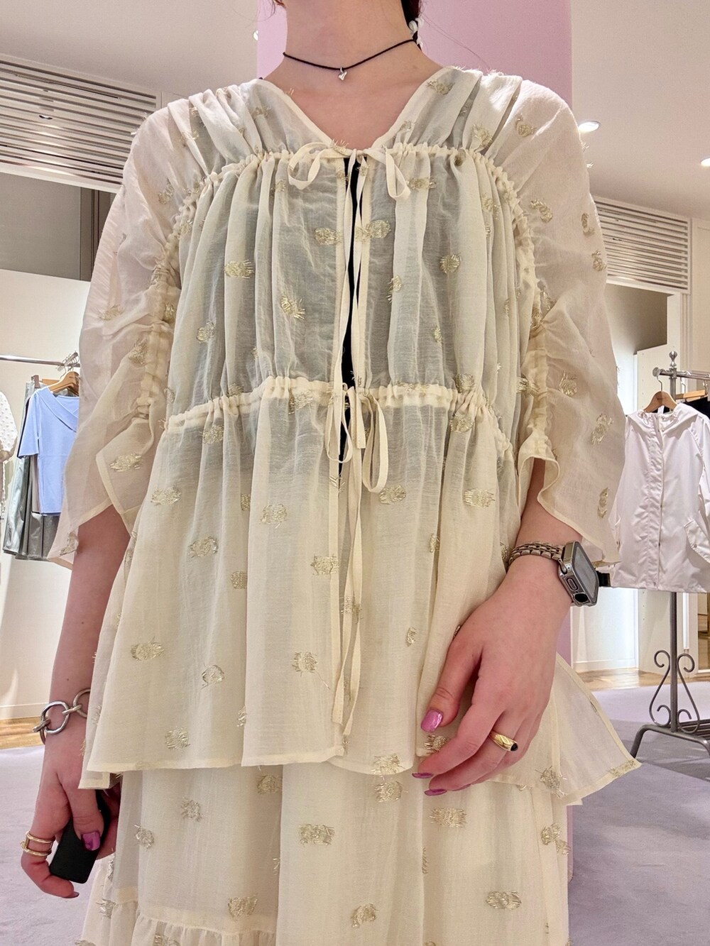 「春ファッション、春夏コーデ、きれいめコーデ、大人カジュアルコーデ、オトナカワイイ、ワントーンコーデ、セットアップ、スカート、シアートップス、シアー、骨格ウェーブ、大人カジュアル、大人コーデ、きれいめカジュアル、サンダル」｜「NOLLEY’Sの《セットアップ対応》KIRYUラメカットジャガードブラウス（シャツ/ブラウス、ホワイト系）」を使った、nol hirataさん（骨格ウェーブ・レディース・155cm）の春コーディネートの2枚目の写真