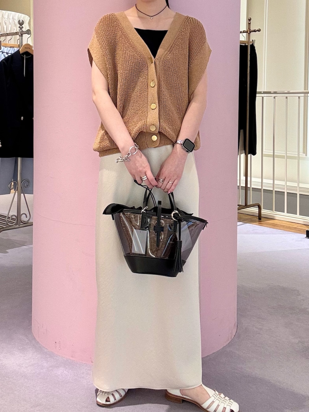 「大人カジュアル、休日スタイル、デートコーデ、おでかけコーデ、今日のコーデ、大人女子、ゆるコーデ、カジュアルスタイル、オトナカワイイ、楽チンコーデ、スカートスタイル、キレイめコーデ、大人可愛い、ショルダーバッグ、大人ファッション」｜「NOLLEY’Sの《アンサンブル対応》《手洗い可能》ペーパーヤーン2WAYベスト（ベスト、イエロー系）」を使った、nol hirataさん（骨格ウェーブ・レディース・155cm）の春コーディネートの3枚目の写真