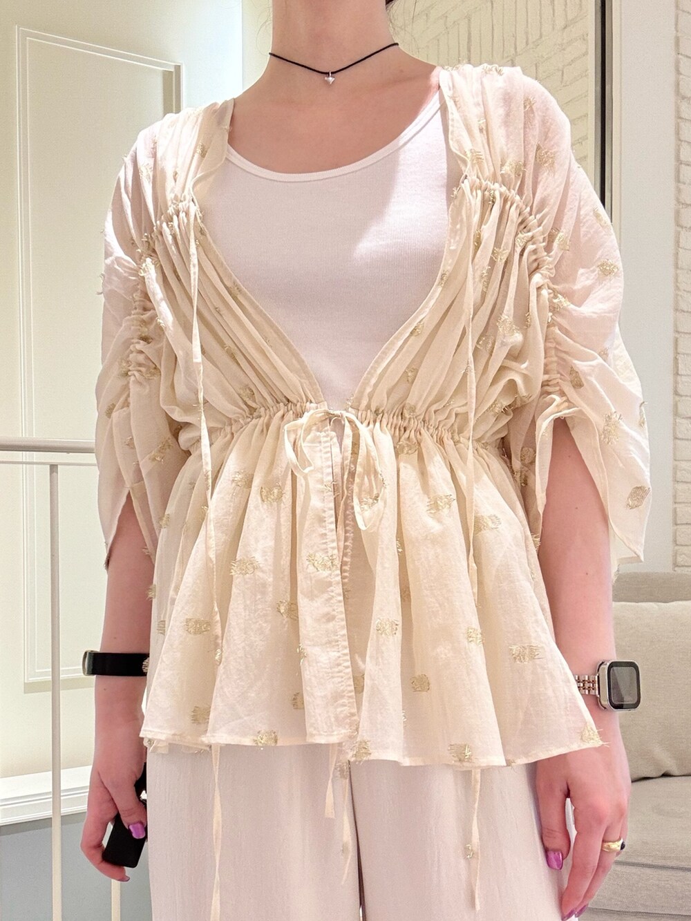 「大人カジュアル、初夏コーデ、ラクチンコーデ、夏コーデ、キレイめカジュアル、オトナ女子、ゆるコーデ、オトナカワイイ、ラフコーデ、モノトーン、初春コーデ、キレイめ、きれいめカジュアル、ワントーンコーデ、きれいめ」｜「NOLLEY’Sの《セットアップ対応》ニュアンスジョーゼットセミワイドパンツ（その他パンツ、ホワイト系）」を使った、nol hirataさん（骨格ウェーブ・レディース・155cm）の春コーディネートの3枚目の写真