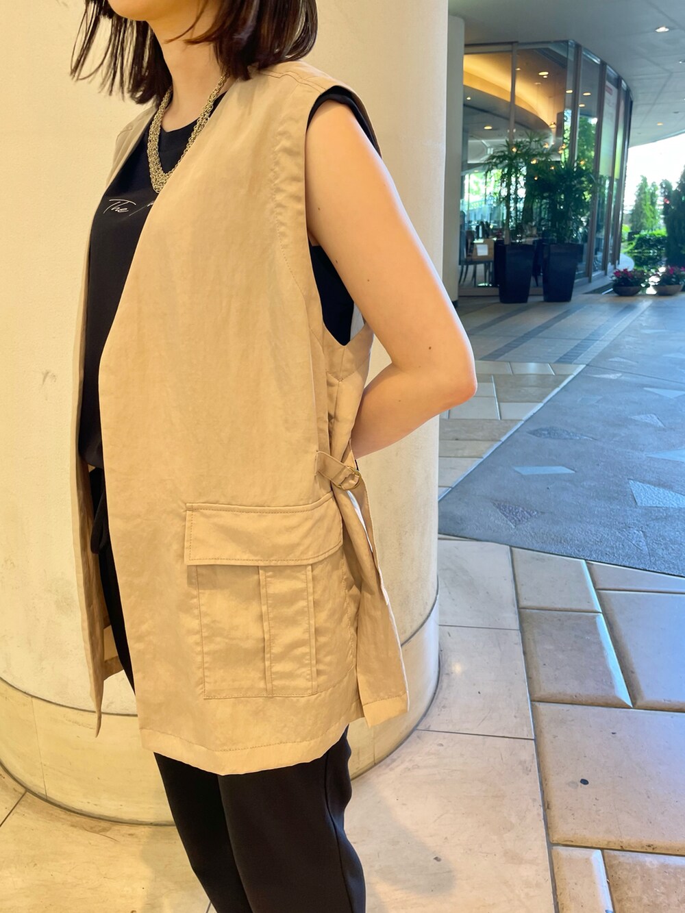 「カジュアル、シンプルコーデ、休日コーデ、大人かわいい、オトナ女子、夏コーデ、モノトーン、低身長コーデ、ジレ、ジョガーパンツ、カジュアルコーデ、リラックススタイル、ワントーンコーデ、きれいめカジュアル、オトナカジュアル」｜「NOLLEY’Sのポプリン・サファリ風ジレ（ベスト、ベージュ系）」を使った、nol hirataさん（レディース・155cm）の夏コーディネートの3枚目の写真