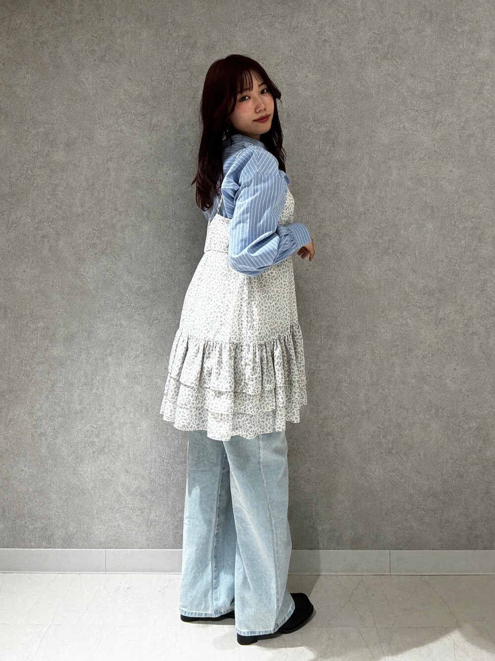 ホワイト系のワンピース、ブルー系のシャツ/ブラウス、ブルー系のデニムパンツを着用したレディースの春コーディネートの3枚目の写真